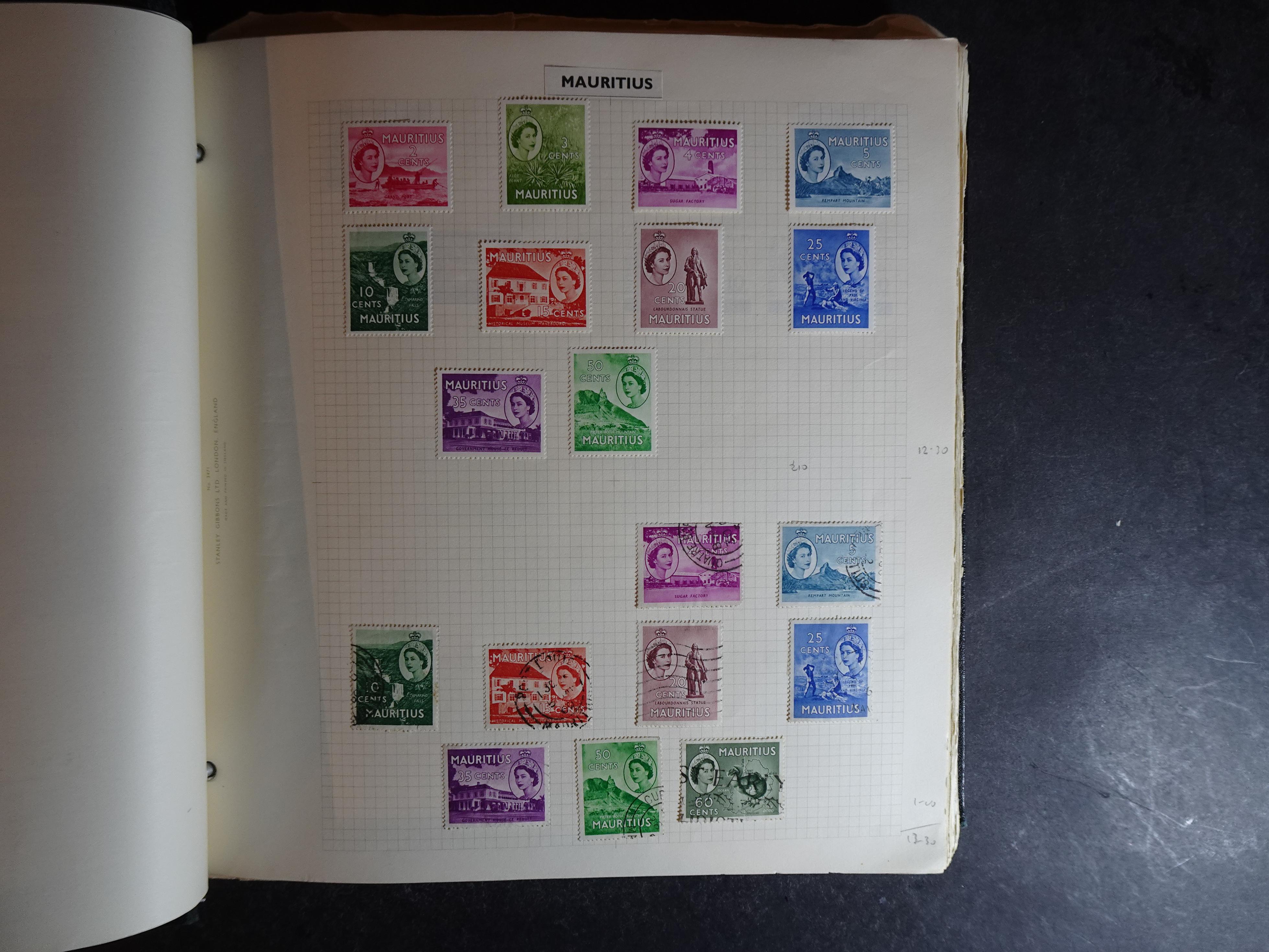 Verzameling op blanco album bladen letter M/P. Leuke koop met veel motief. 12