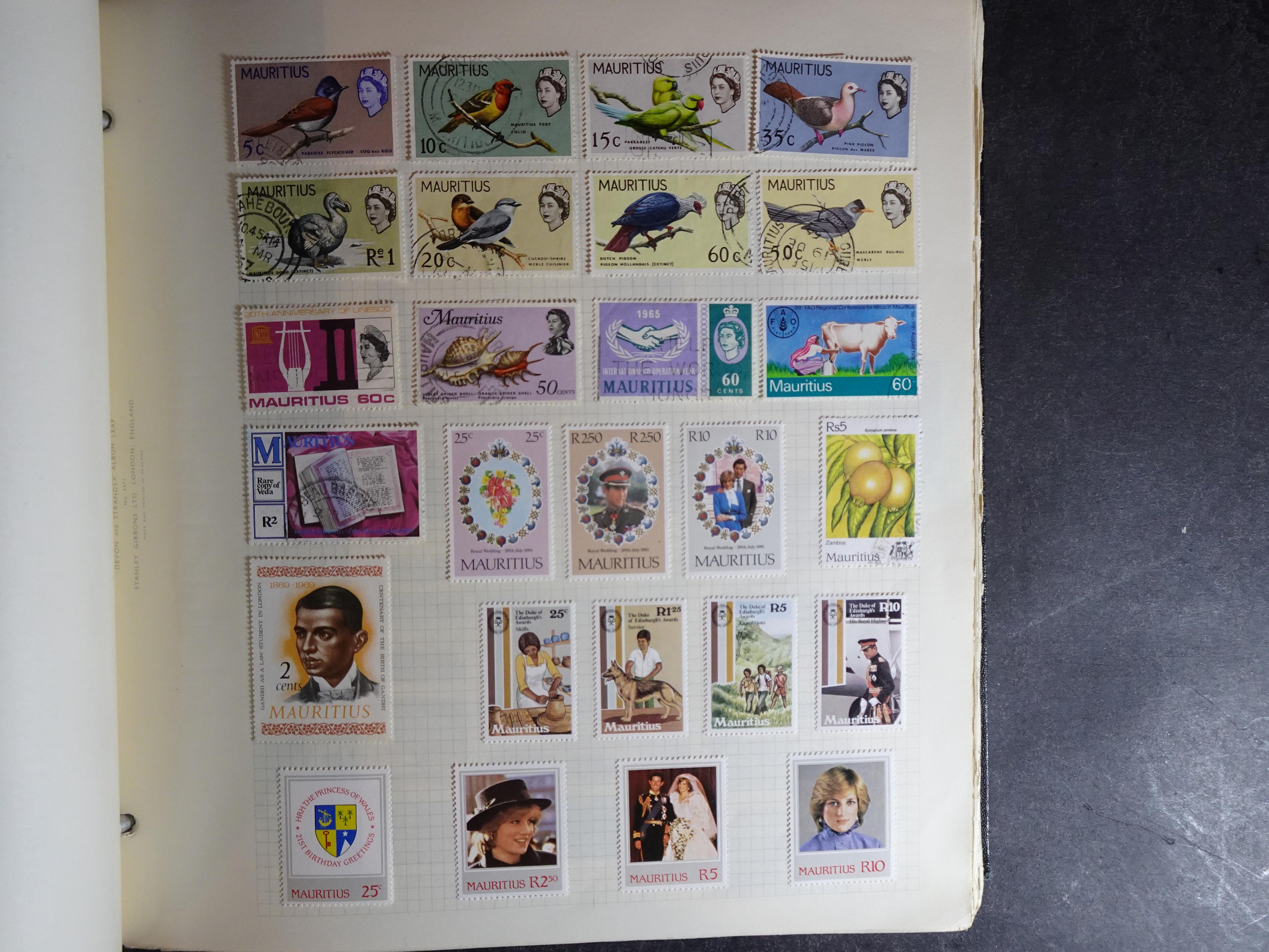 Verzameling op blanco album bladen letter M/P. Leuke koop met veel motief. 16