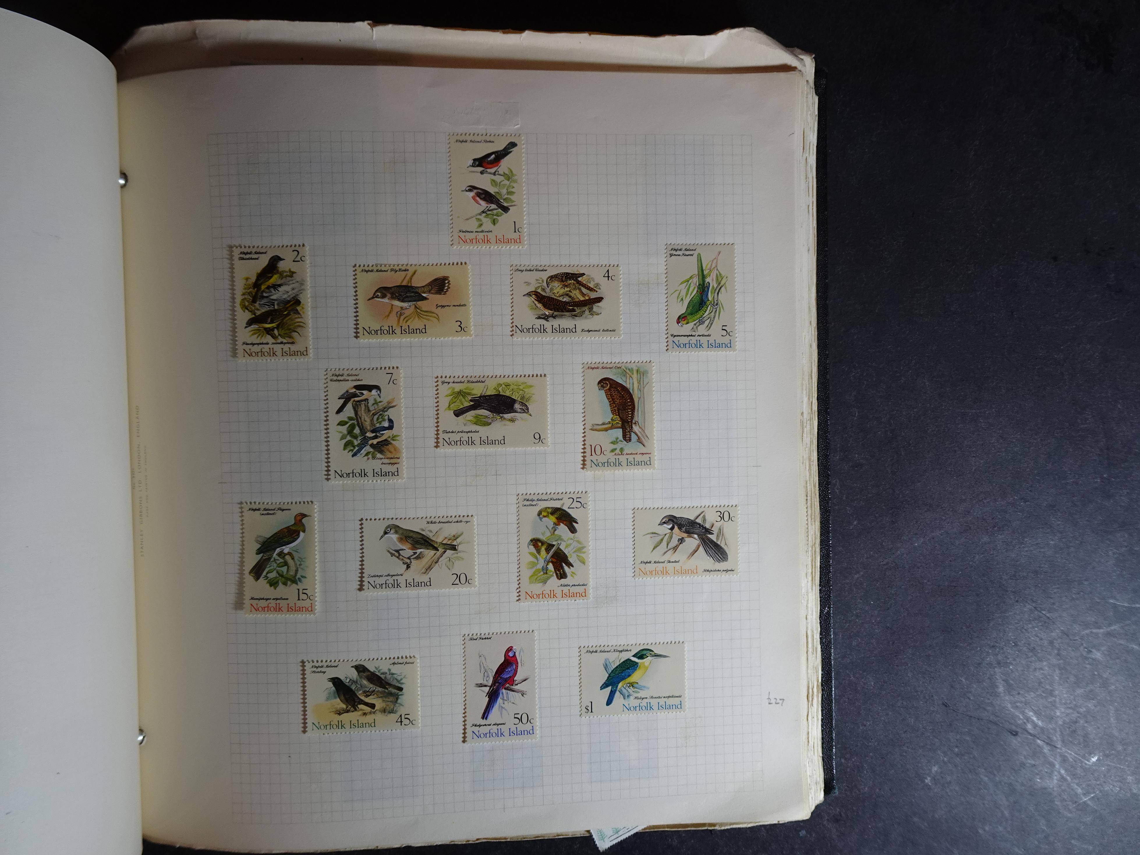 Verzameling op blanco album bladen letter M/P. Leuke koop met veel motief. 106