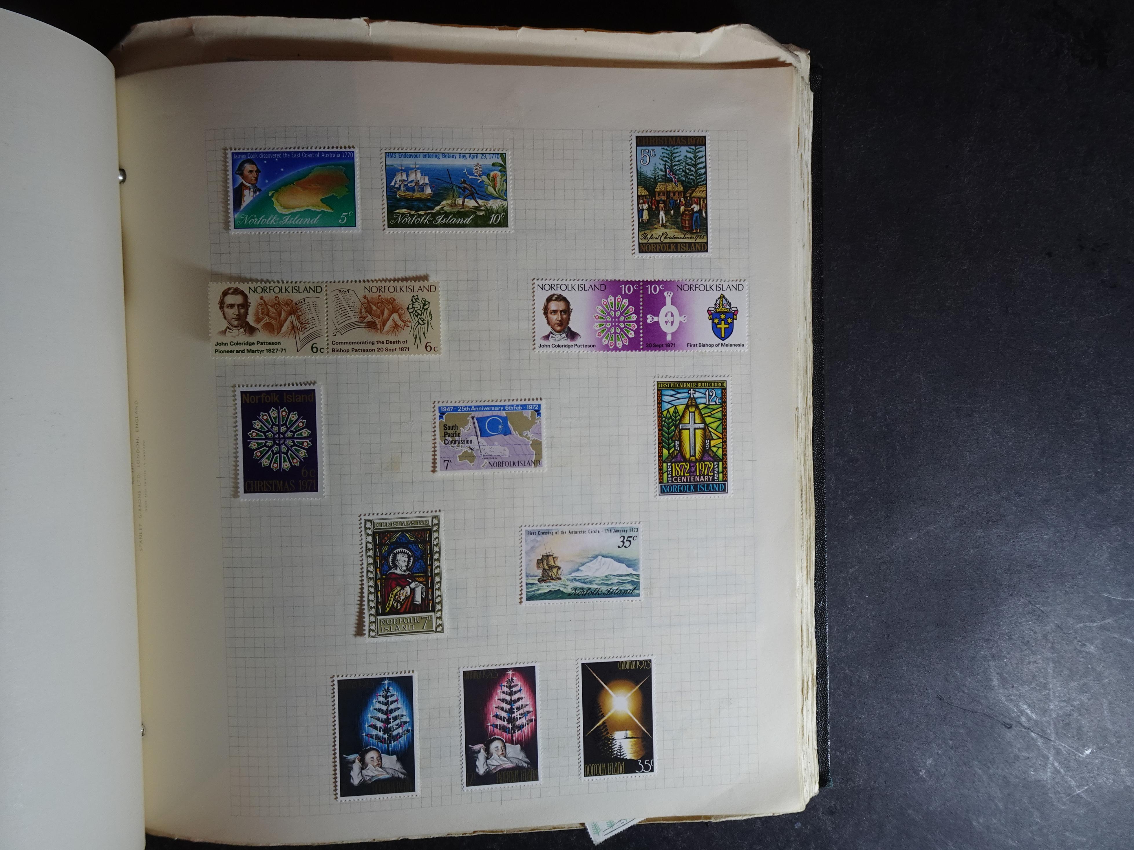 Verzameling op blanco album bladen letter M/P. Leuke koop met veel motief. 107