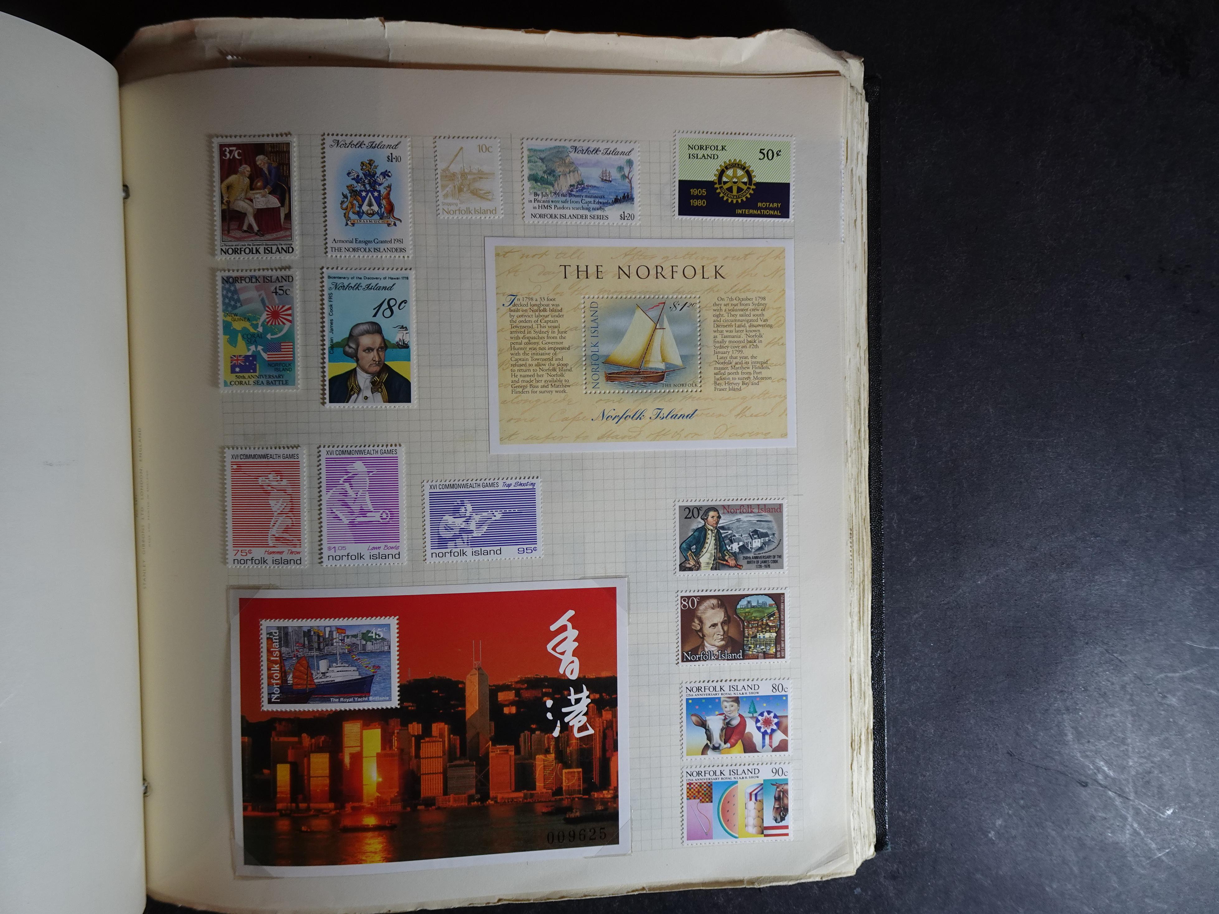 Verzameling op blanco album bladen letter M/P. Leuke koop met veel motief. 111