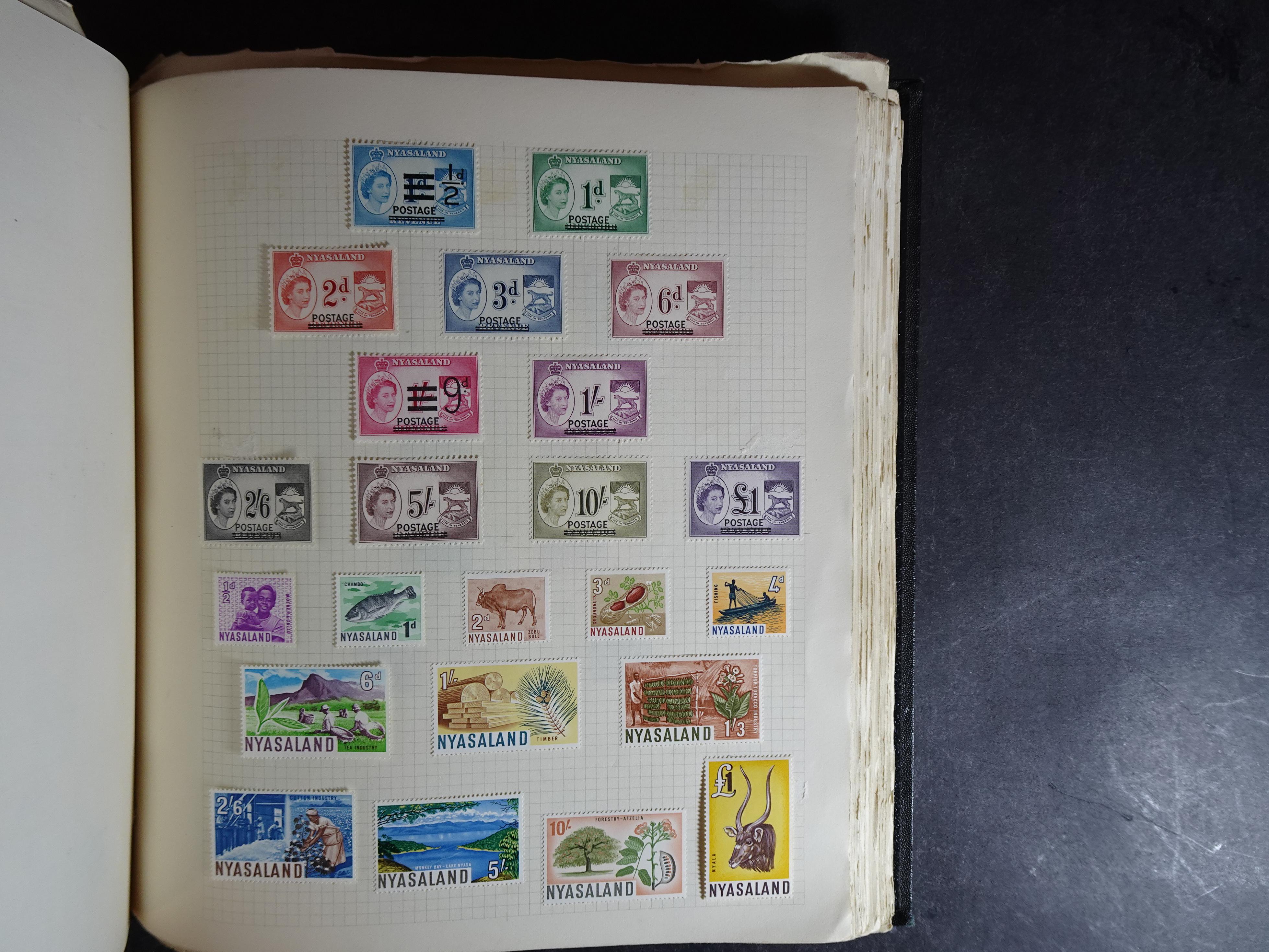 Verzameling op blanco album bladen letter M/P. Leuke koop met veel motief. 137