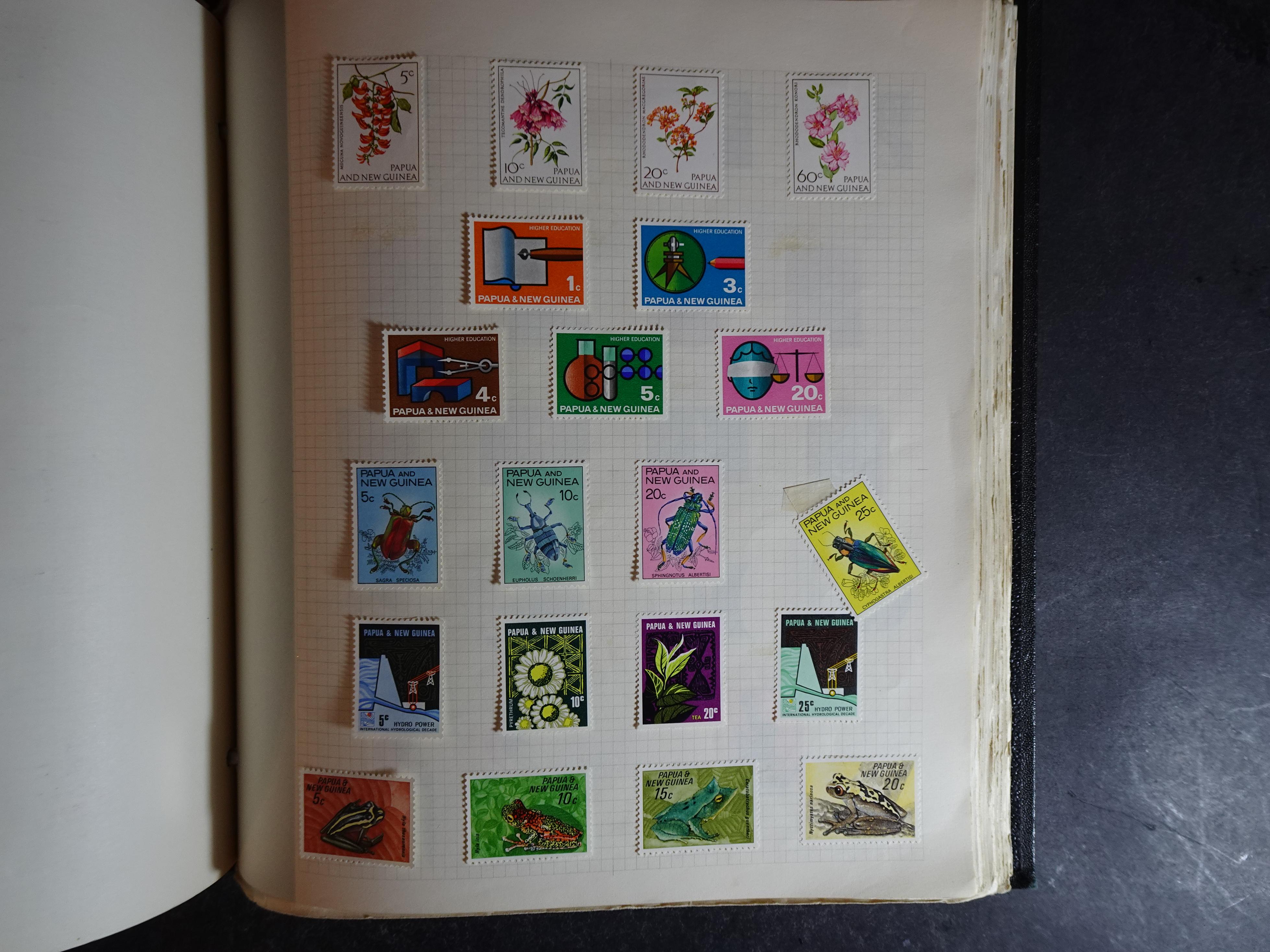 Verzameling op blanco album bladen letter M/P. Leuke koop met veel motief. 169