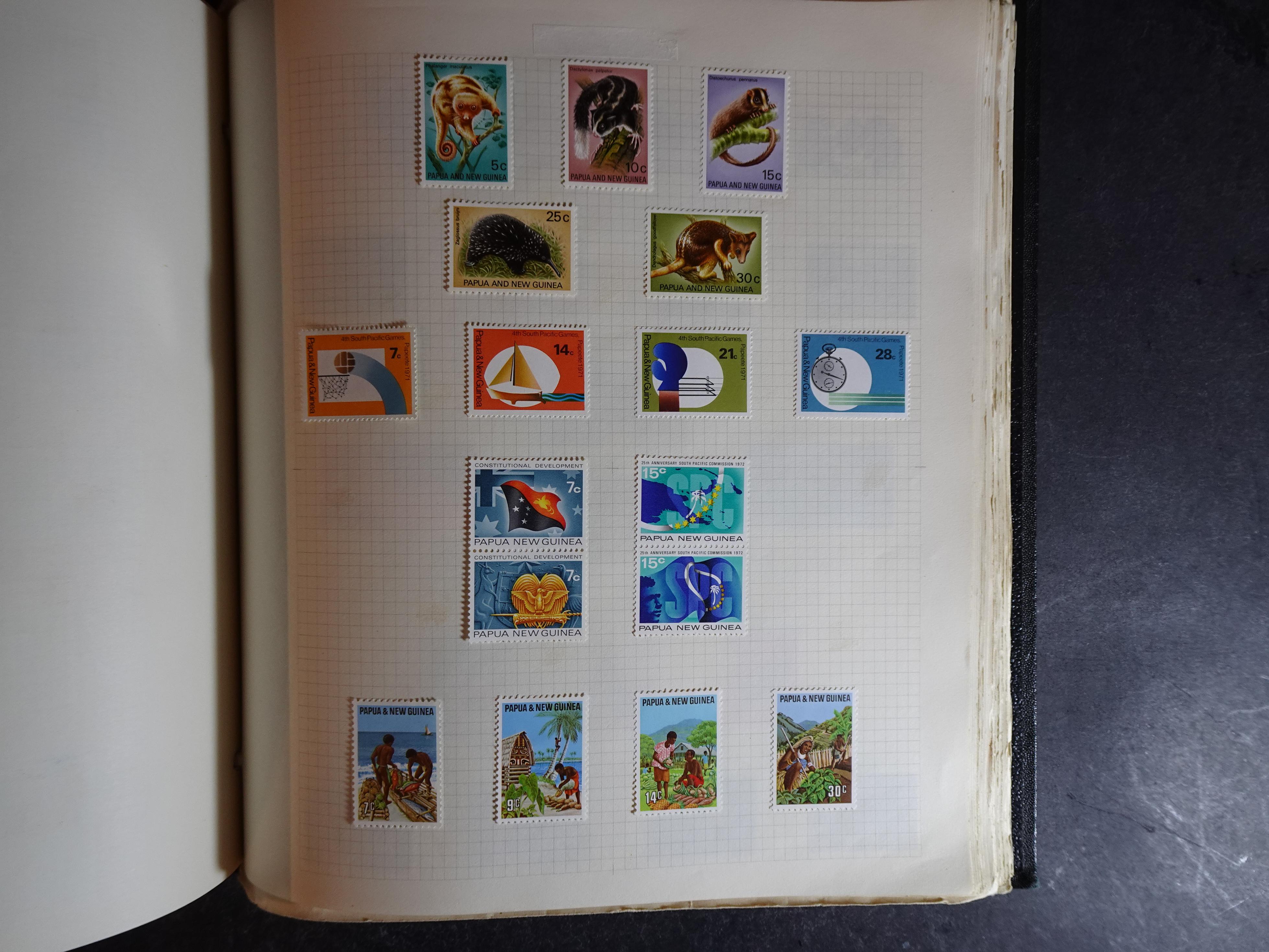 Verzameling op blanco album bladen letter M/P. Leuke koop met veel motief. 174