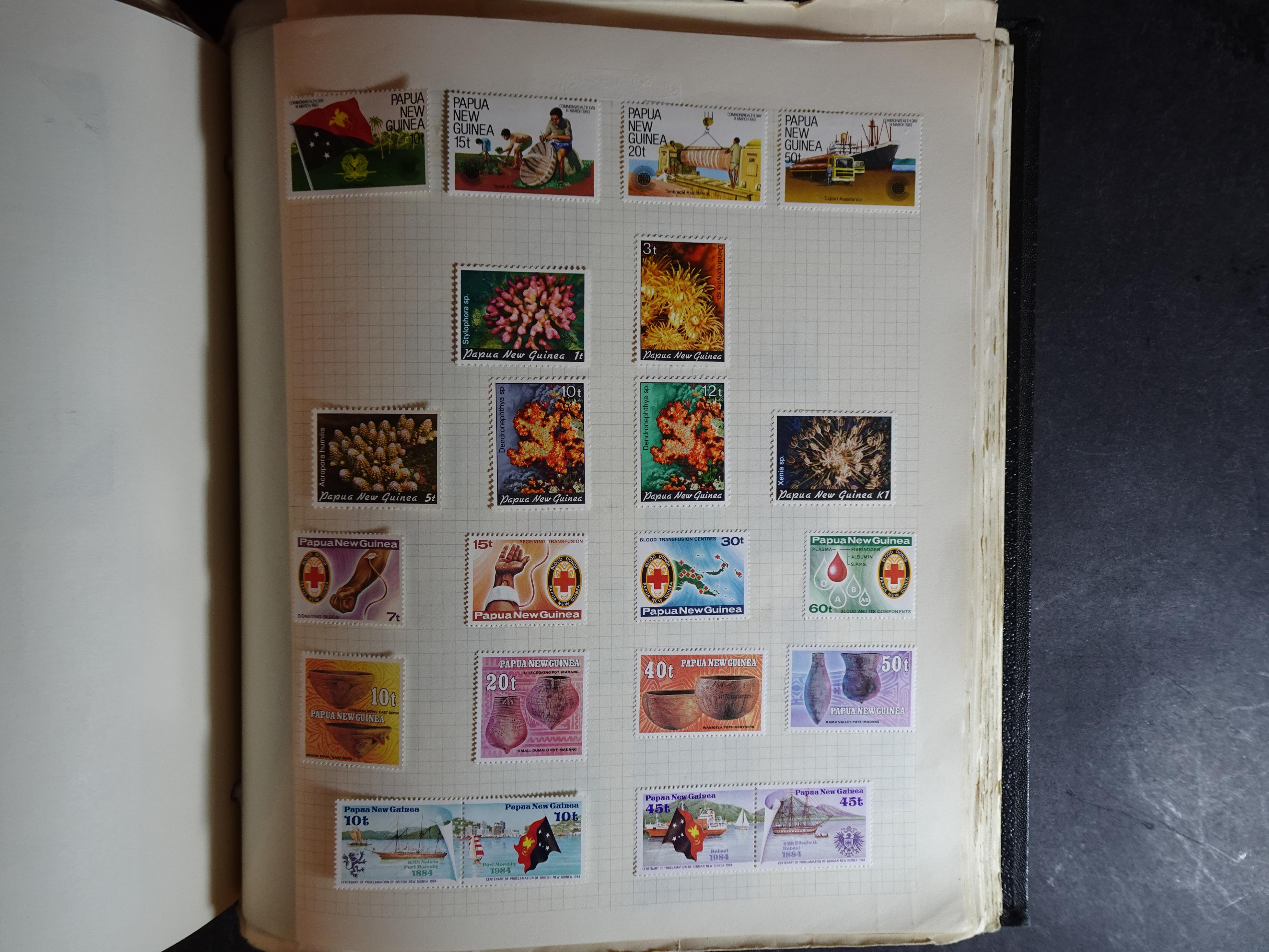 Verzameling op blanco album bladen letter M/P. Leuke koop met veel motief. 183