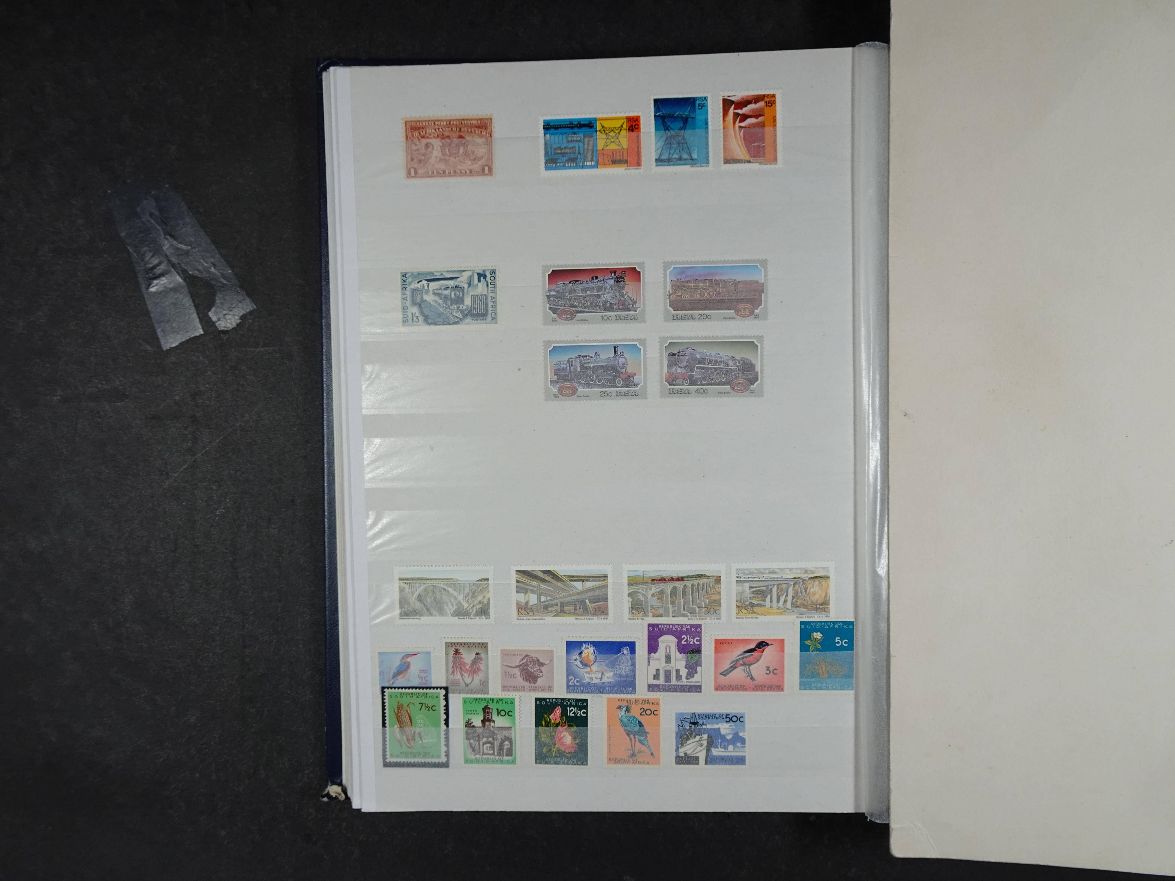 Prachtige en zeer uitgebreide collectie letters S en T waarbij veel ongetand, opdrukken. Hoge cat waarde. 26