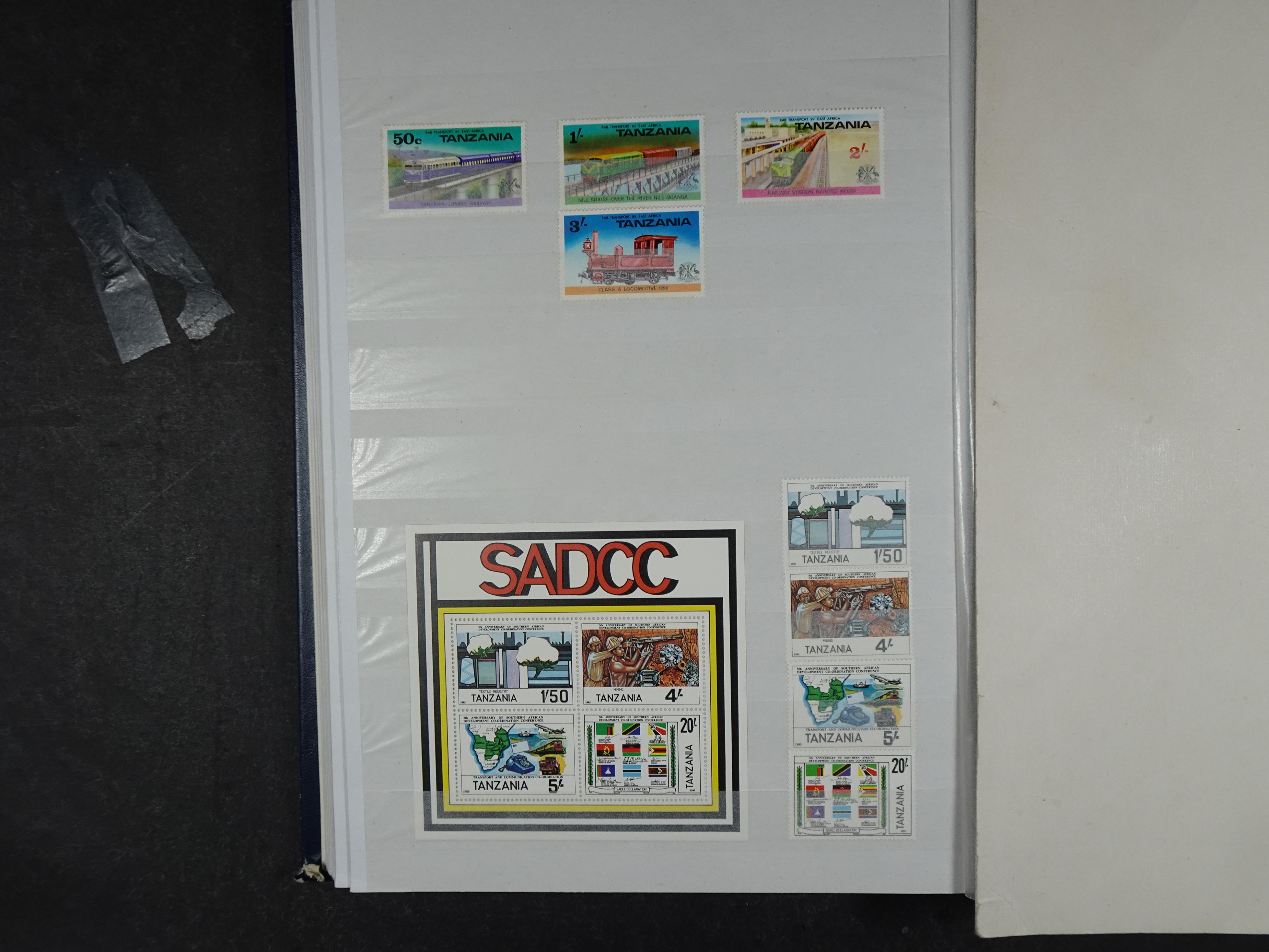 Prachtige en zeer uitgebreide collectie letters S en T waarbij veel ongetand, opdrukken. Hoge cat waarde. 30