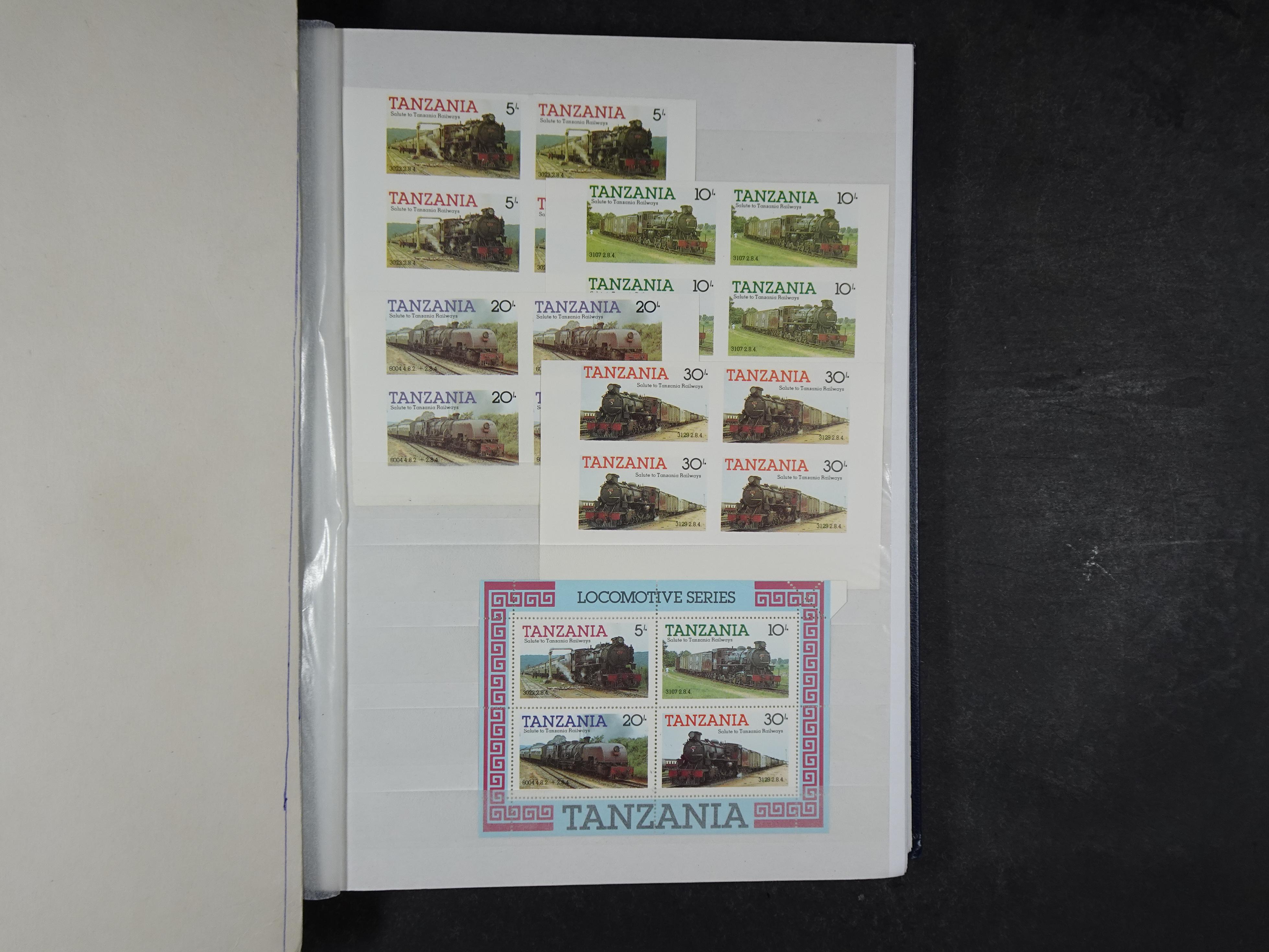 Prachtige en zeer uitgebreide collectie letters S en T waarbij veel ongetand, opdrukken. Hoge cat waarde. 33