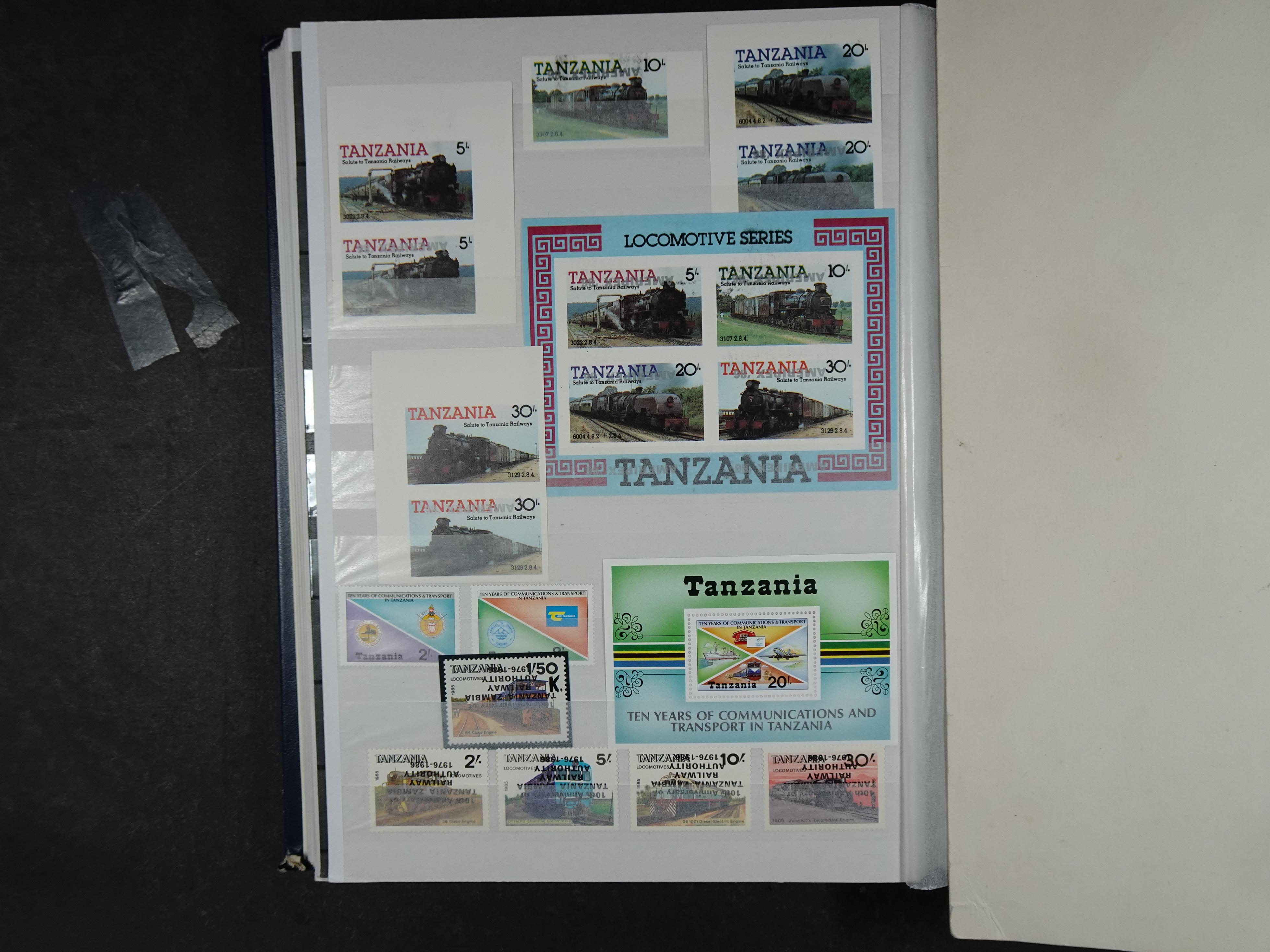 Prachtige en zeer uitgebreide collectie letters S en T waarbij veel ongetand, opdrukken. Hoge cat waarde. 44