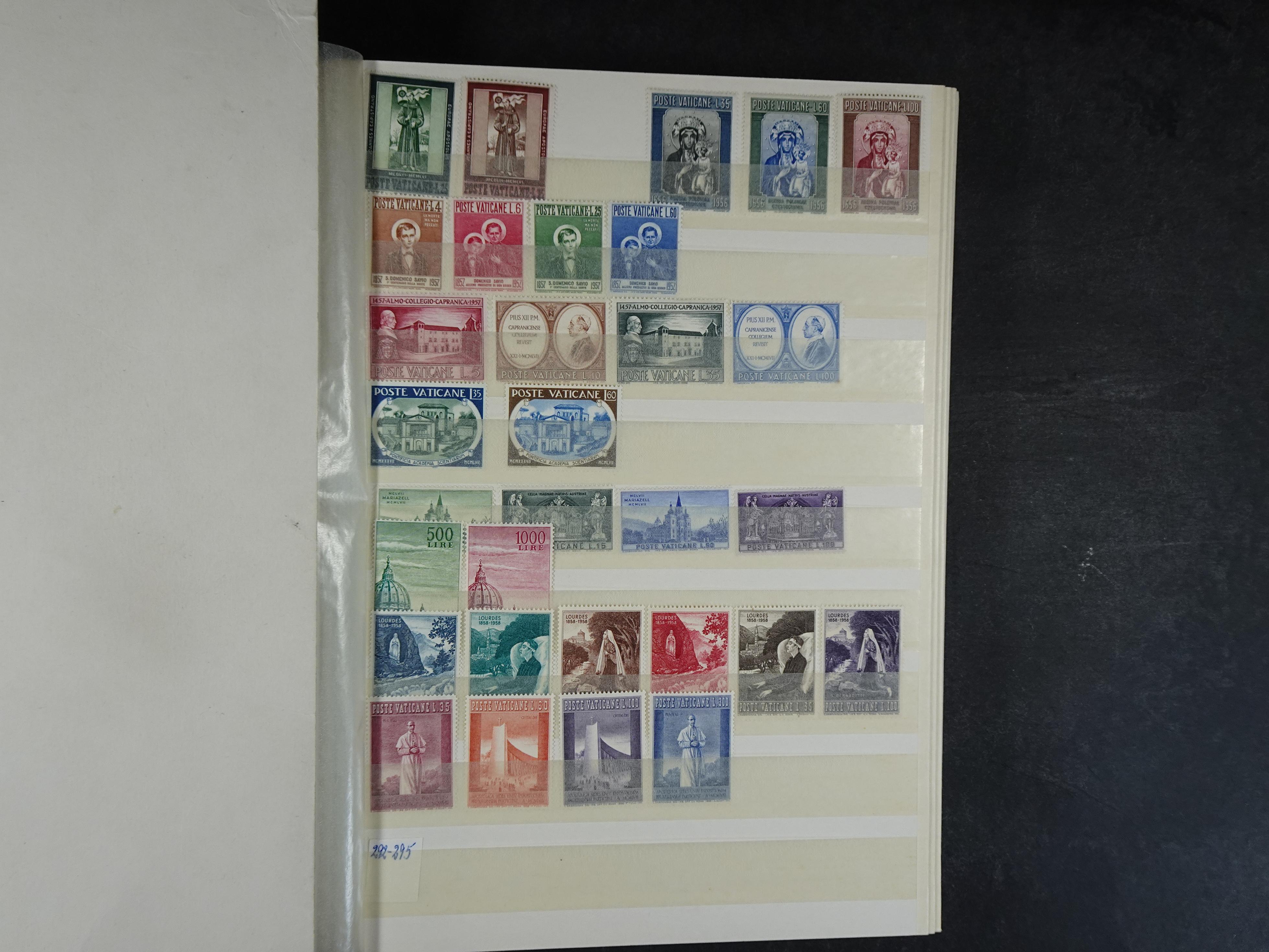 Verzameling incl. blokken in dik groot formaat insteekalbum. 9