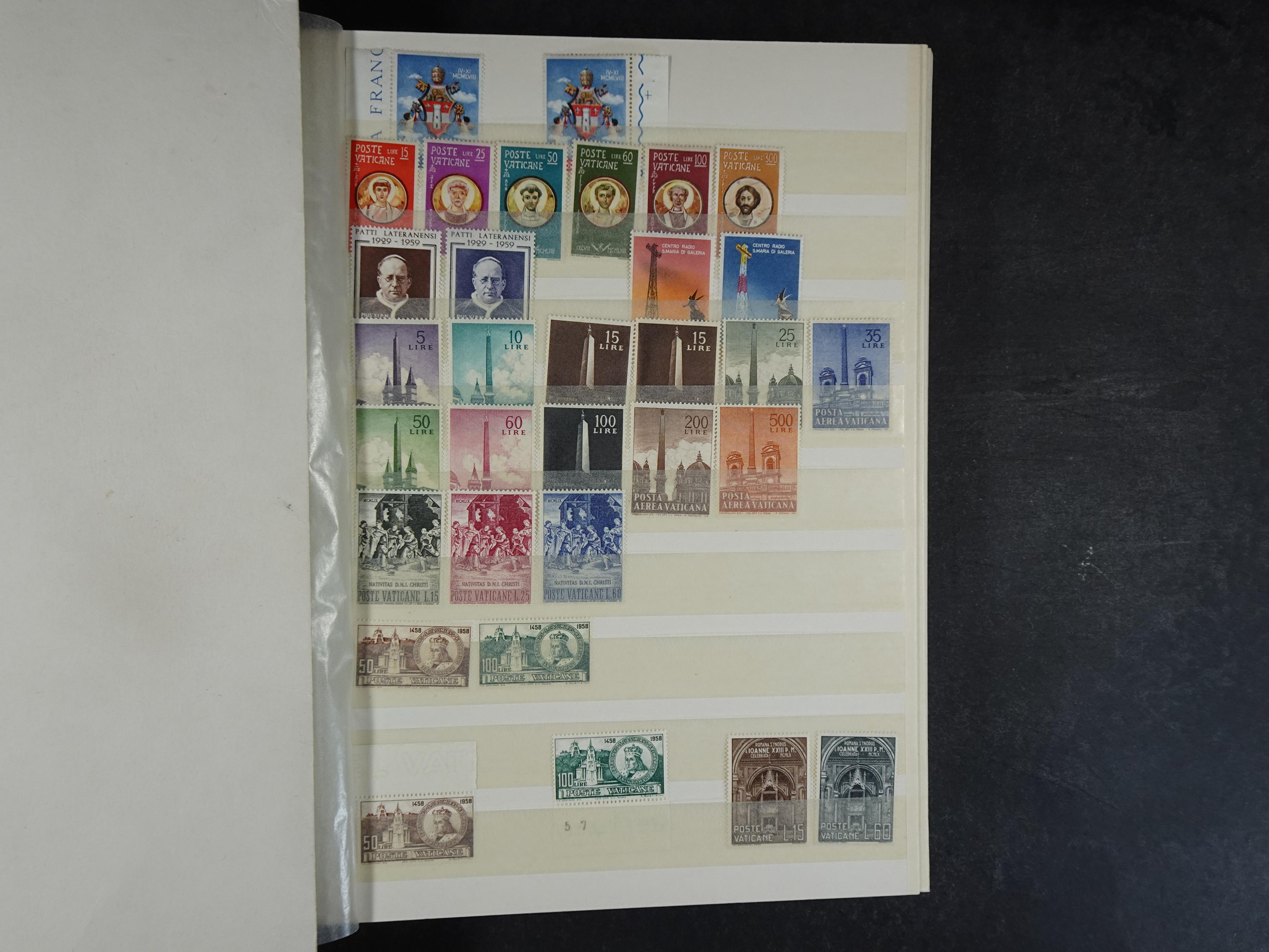 Verzameling incl. blokken in dik groot formaat insteekalbum. 11