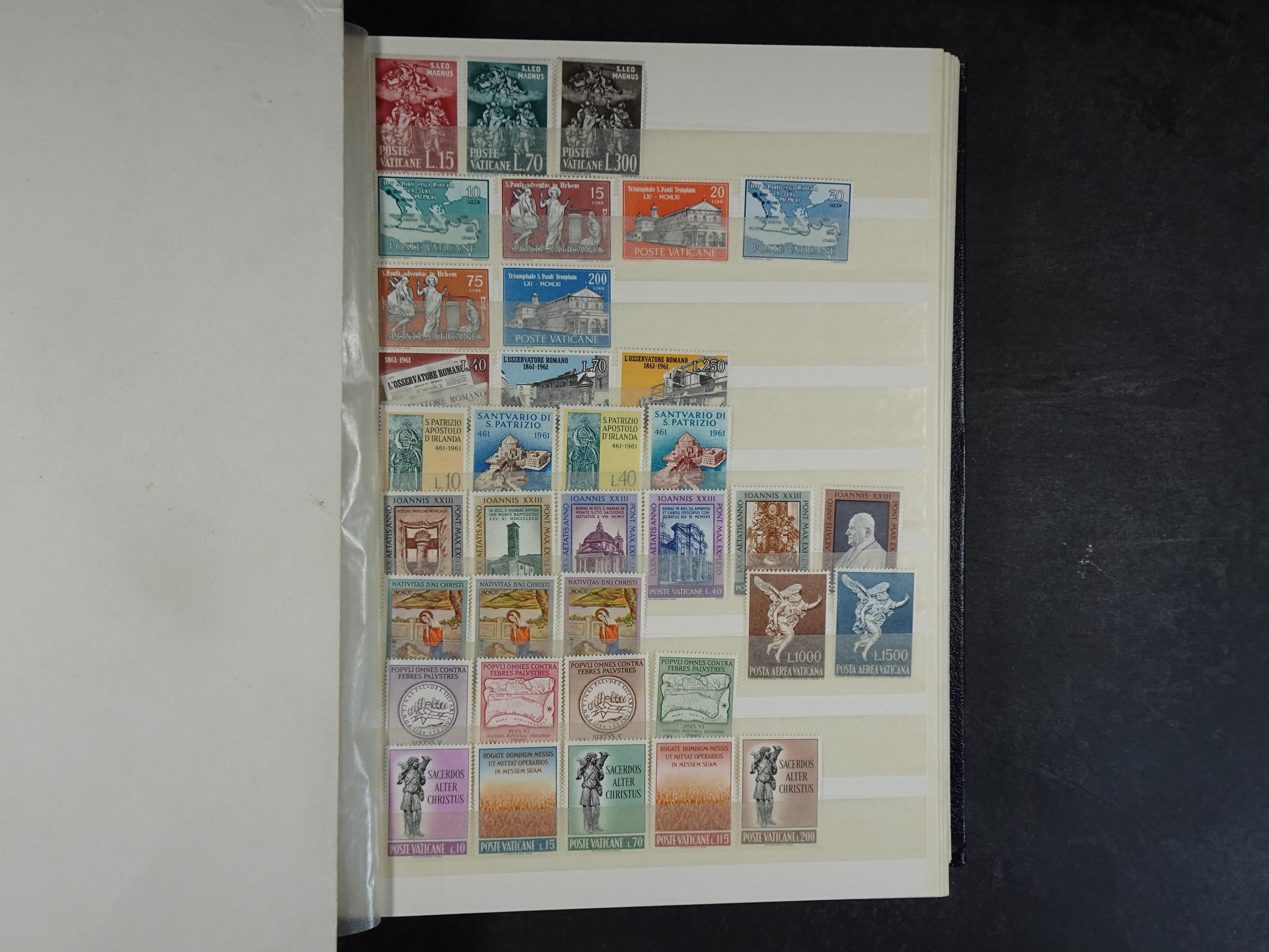 Verzameling incl. blokken in dik groot formaat insteekalbum. 13