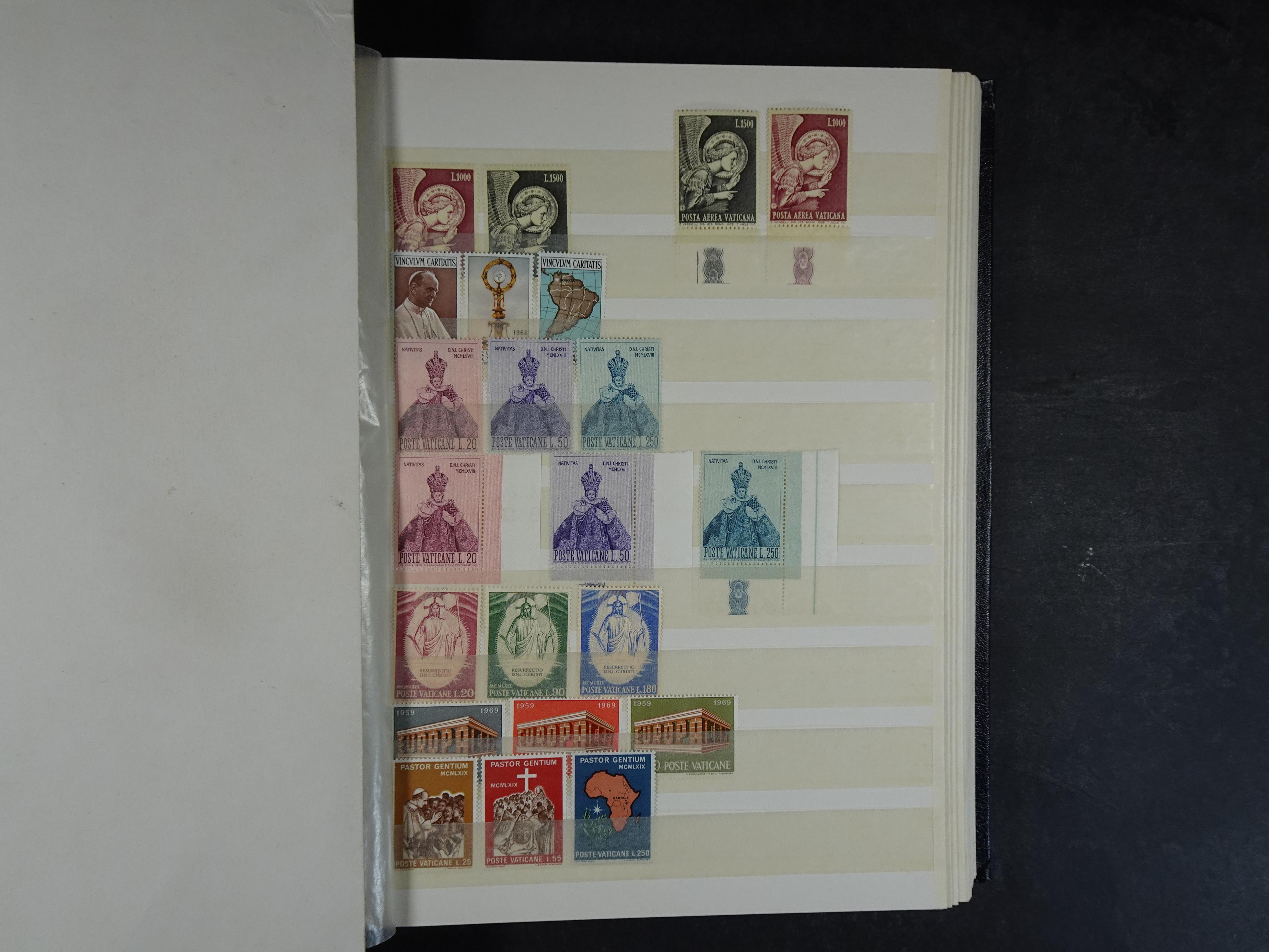 Verzameling incl. blokken in dik groot formaat insteekalbum. 19