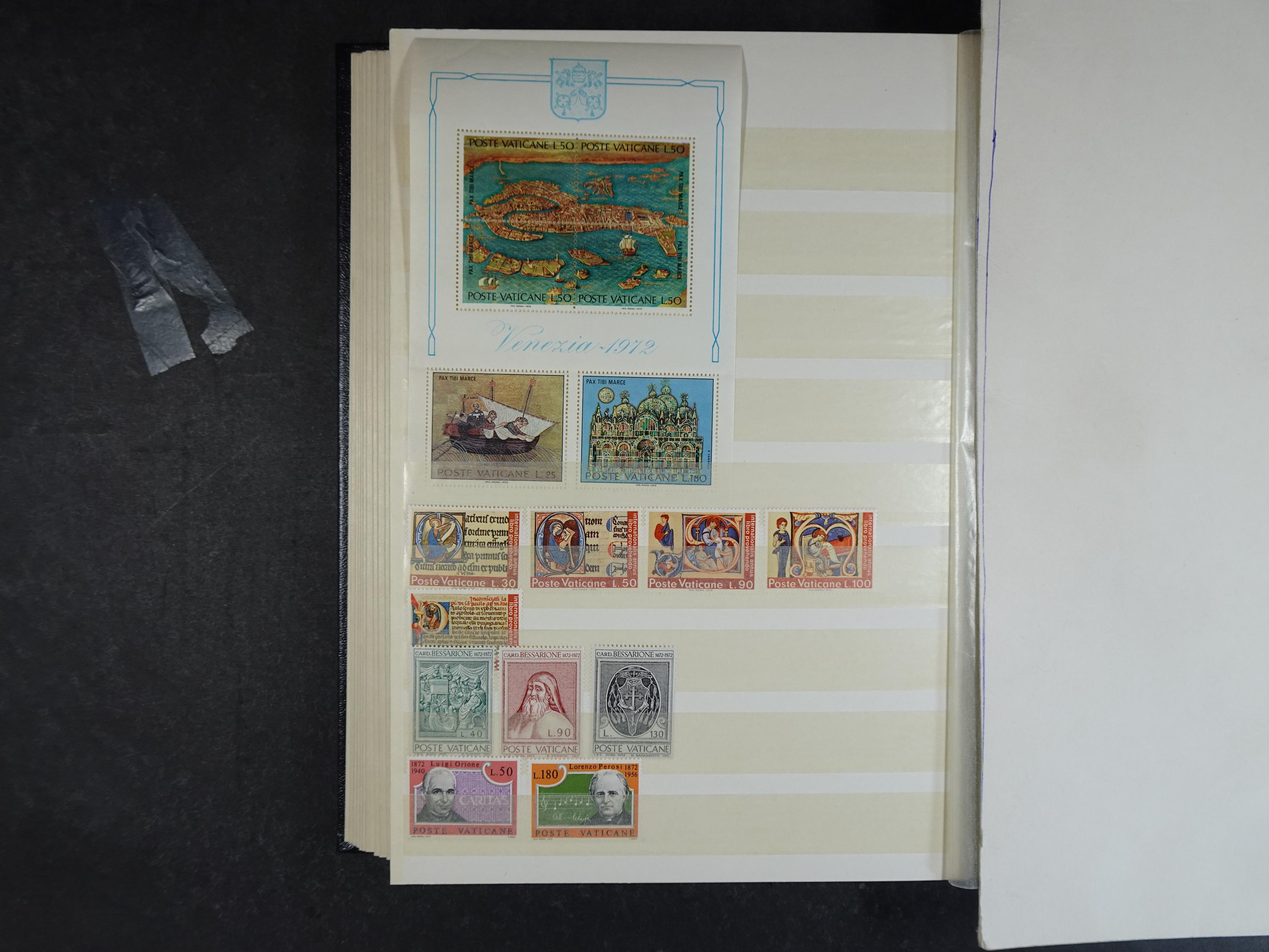 Verzameling incl. blokken in dik groot formaat insteekalbum. 22