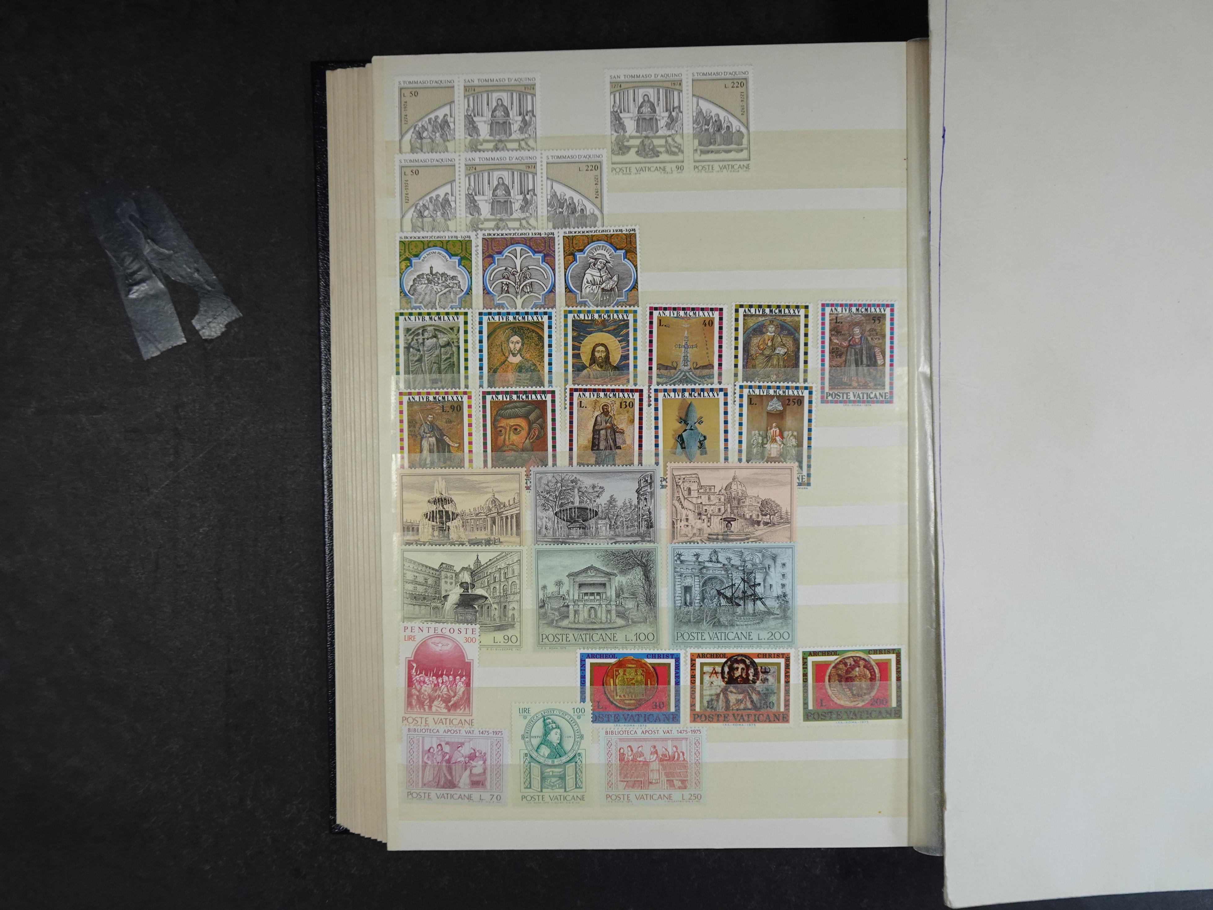 Verzameling incl. blokken in dik groot formaat insteekalbum. 24