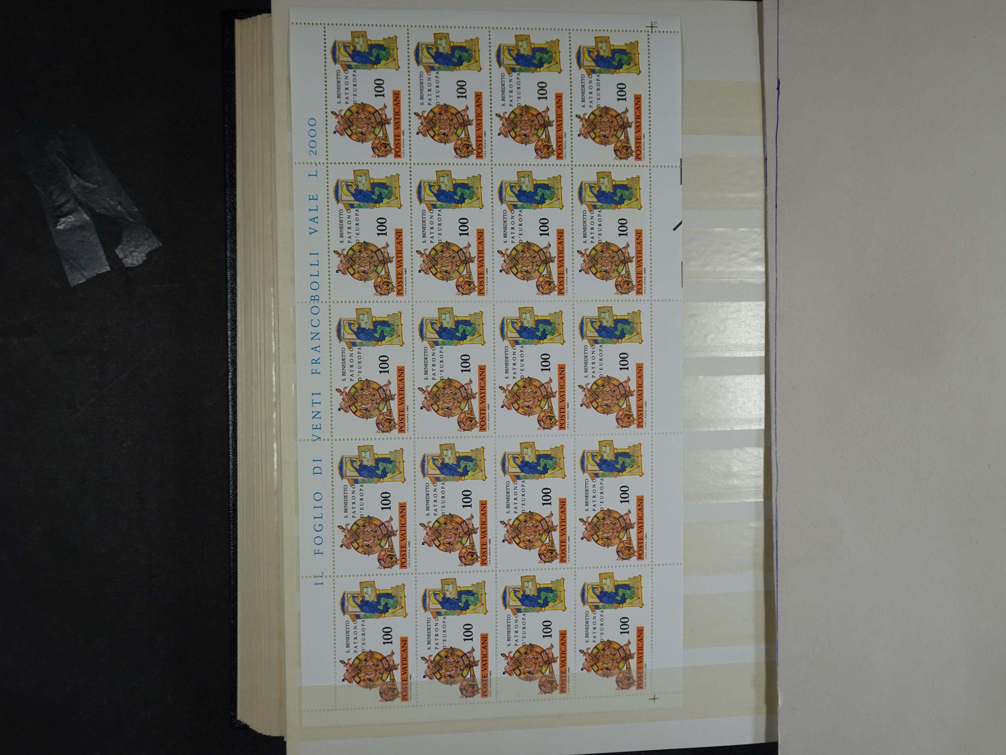 Verzameling incl. blokken in dik groot formaat insteekalbum. 30