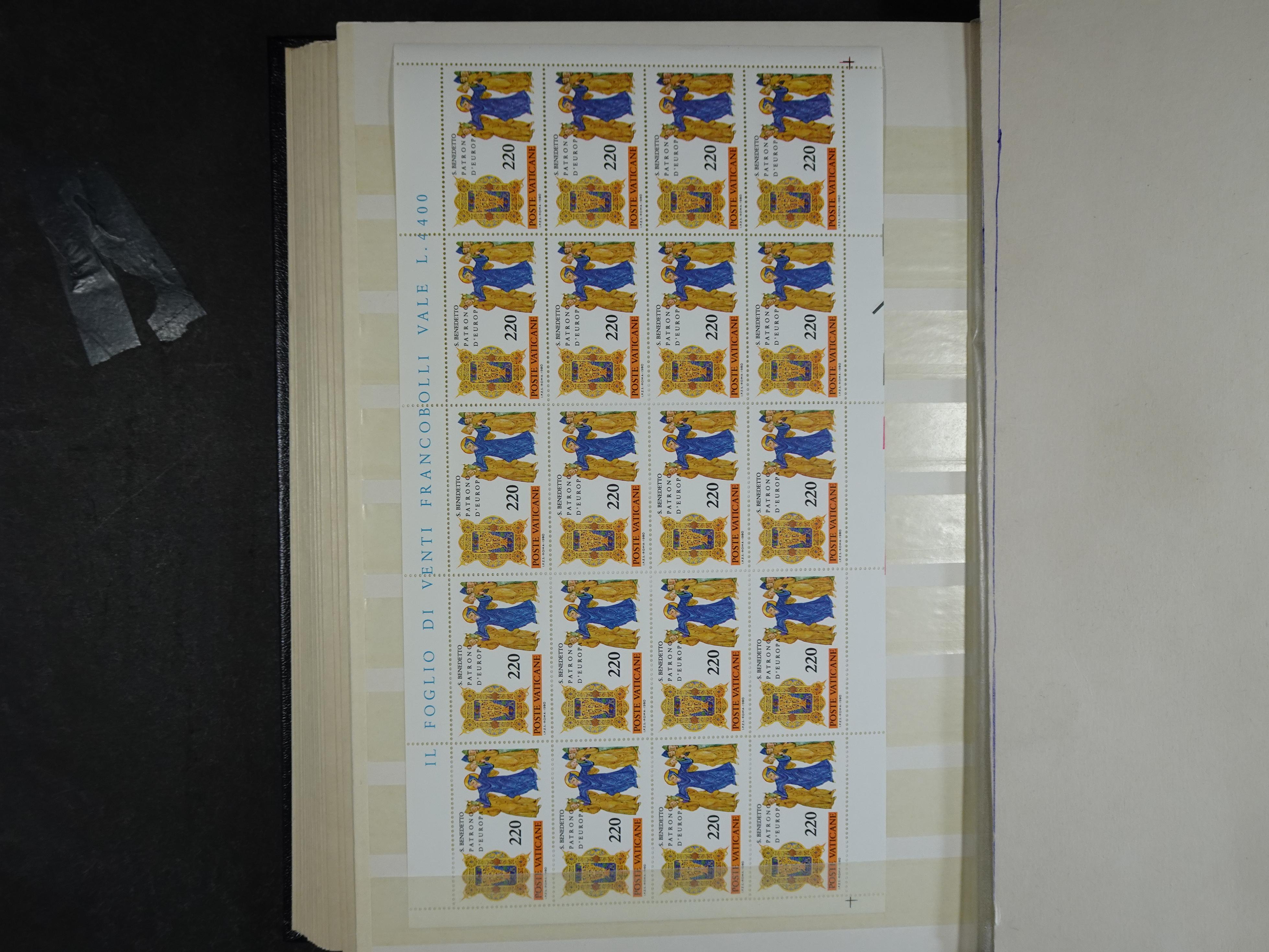 Verzameling incl. blokken in dik groot formaat insteekalbum. 32