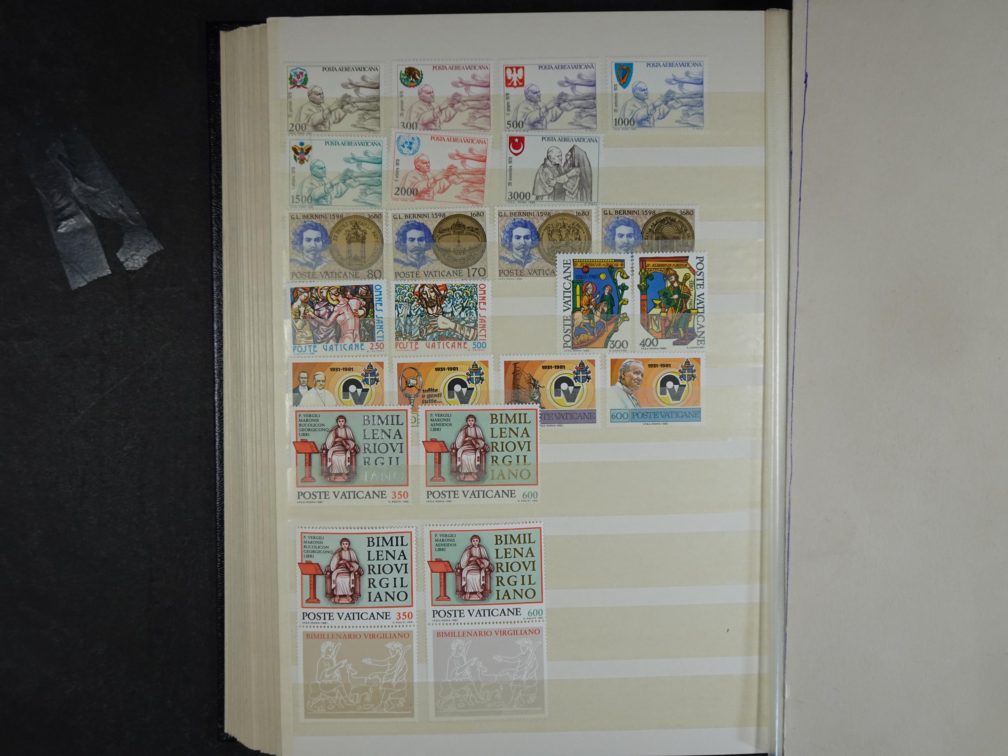 Verzameling incl. blokken in dik groot formaat insteekalbum. 34