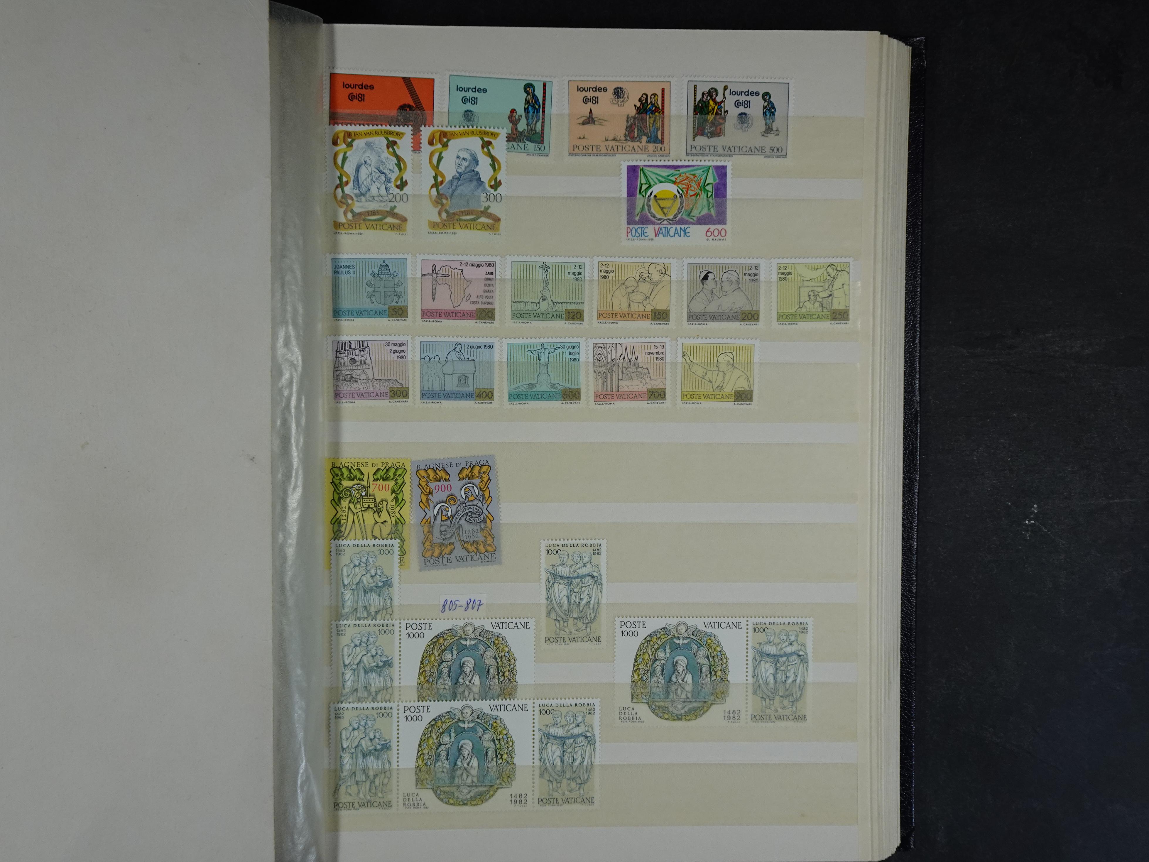 Verzameling incl. blokken in dik groot formaat insteekalbum. 35