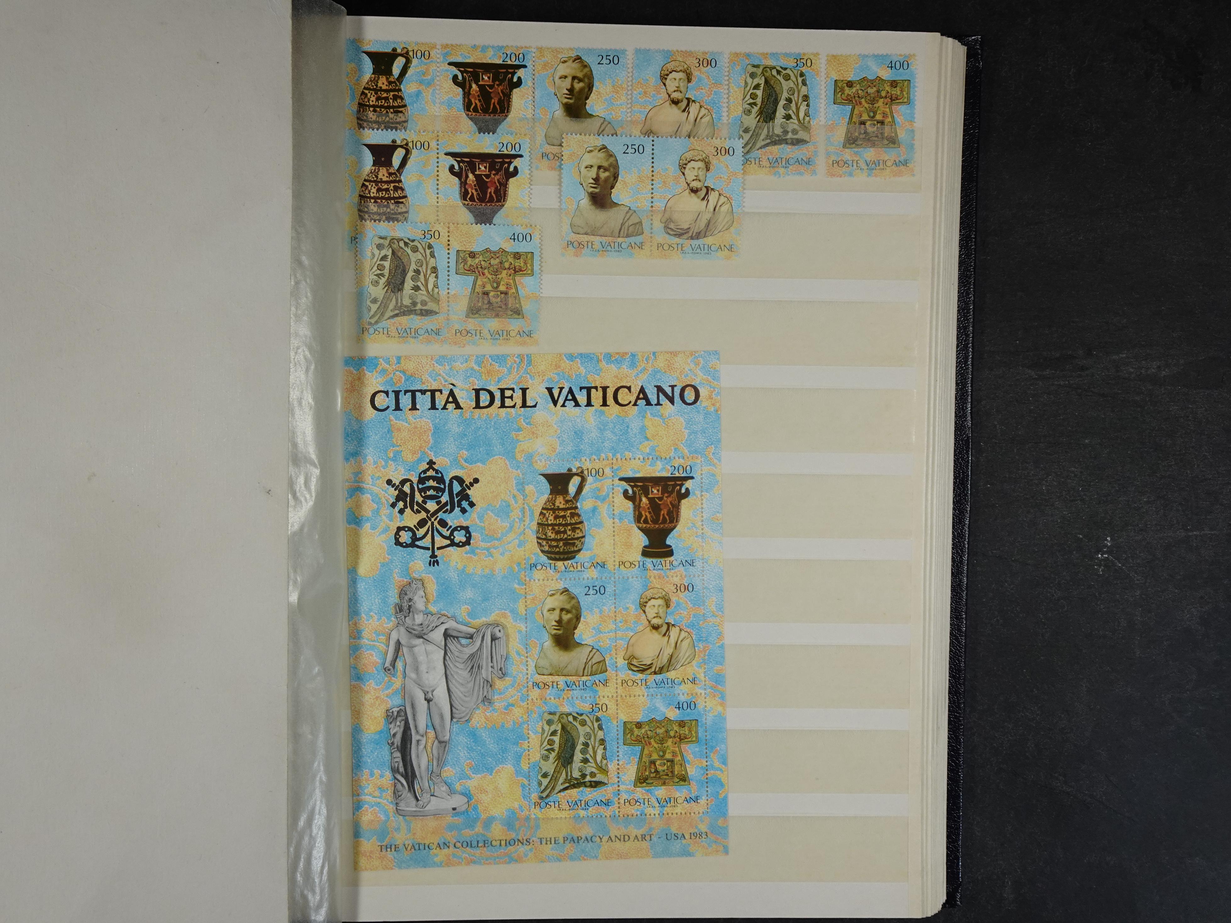 Verzameling incl. blokken in dik groot formaat insteekalbum. 37