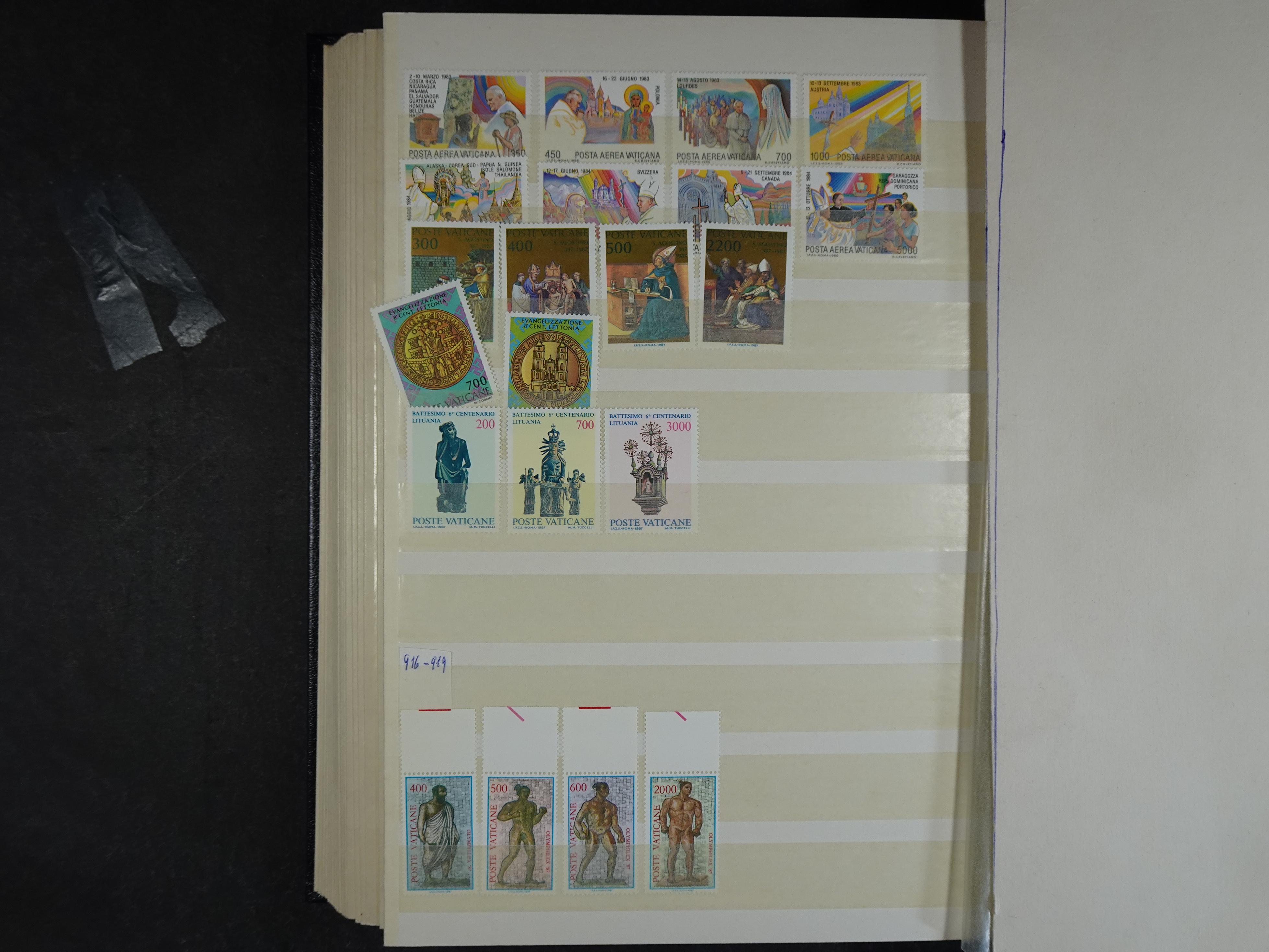 Verzameling incl. blokken in dik groot formaat insteekalbum. 44