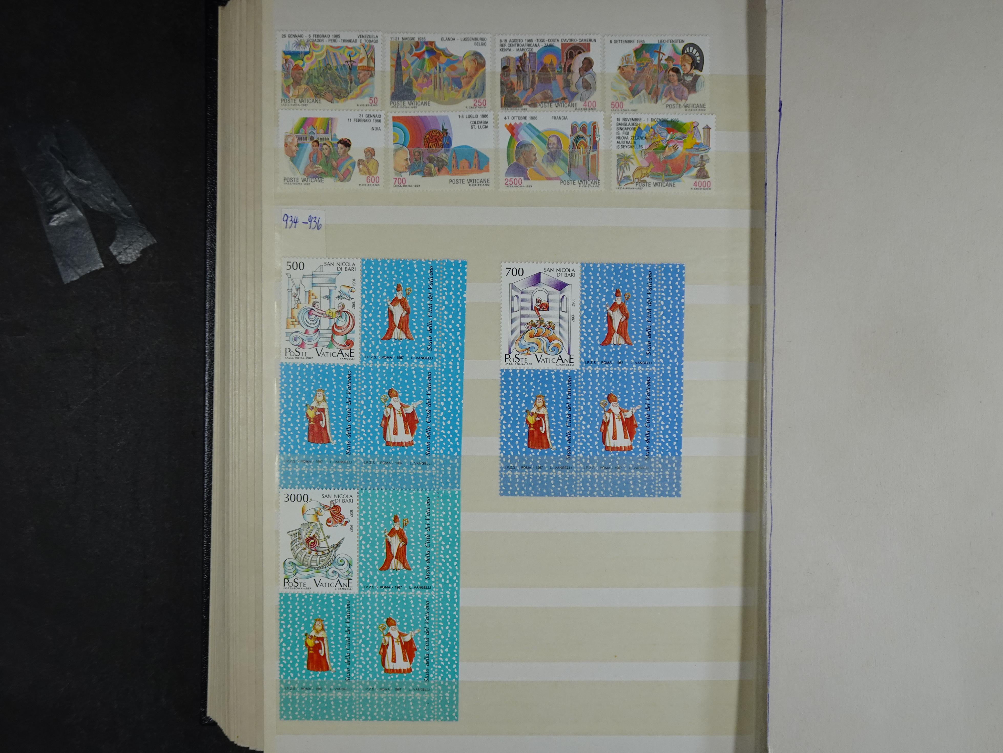 Verzameling incl. blokken in dik groot formaat insteekalbum. 46