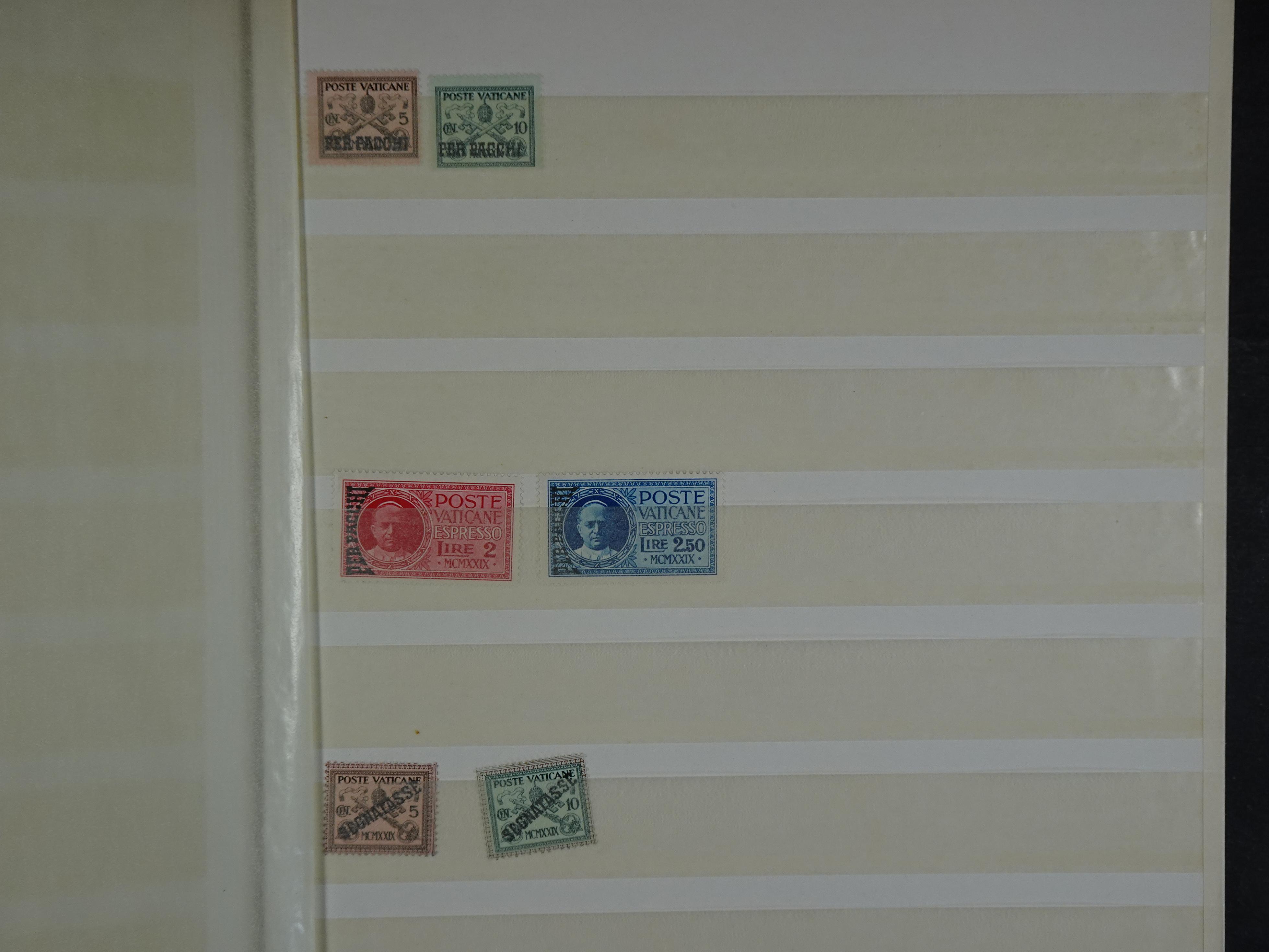 Verzameling incl. blokken in dik groot formaat insteekalbum. 48