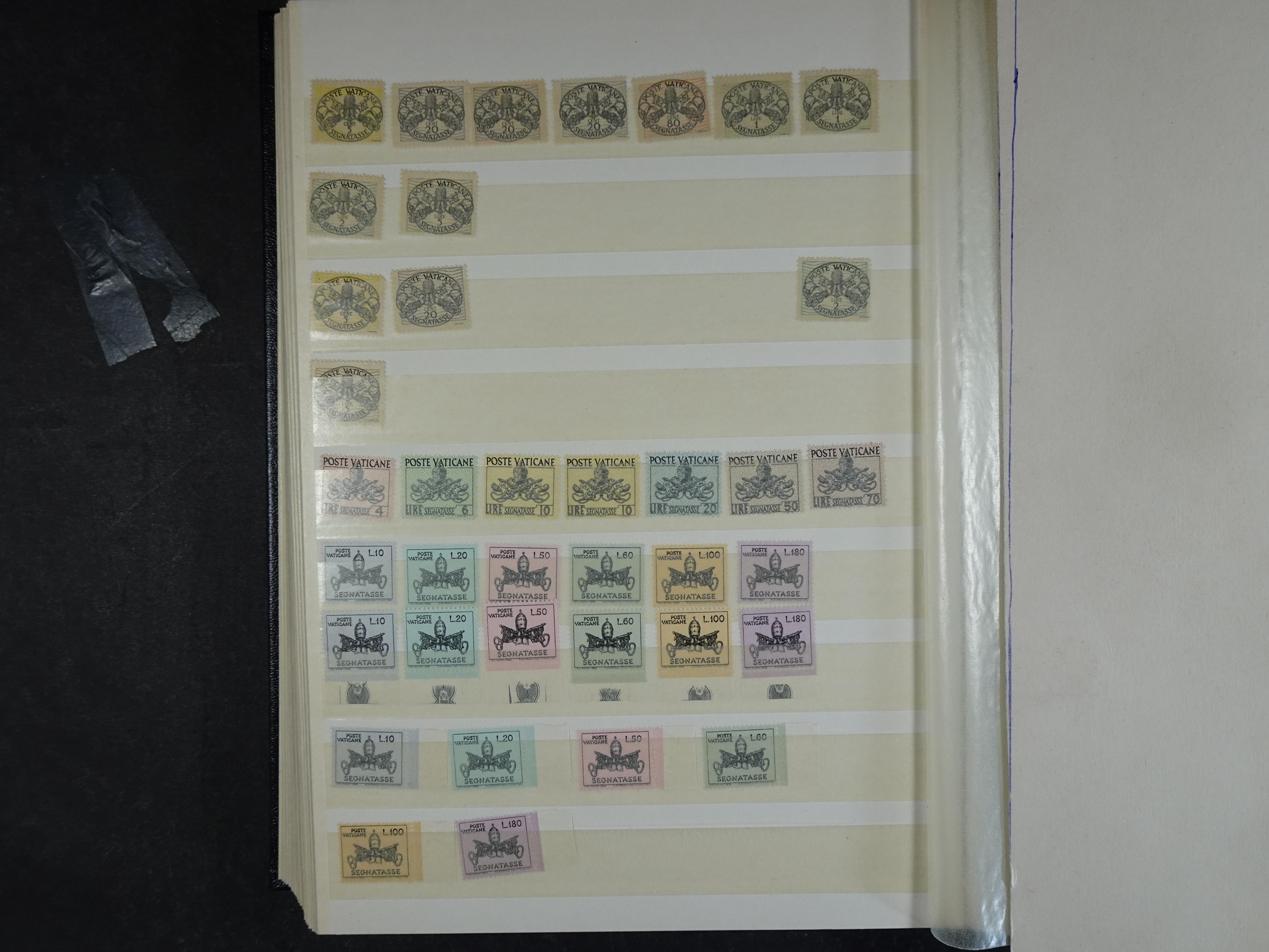 Verzameling incl. blokken in dik groot formaat insteekalbum. 49