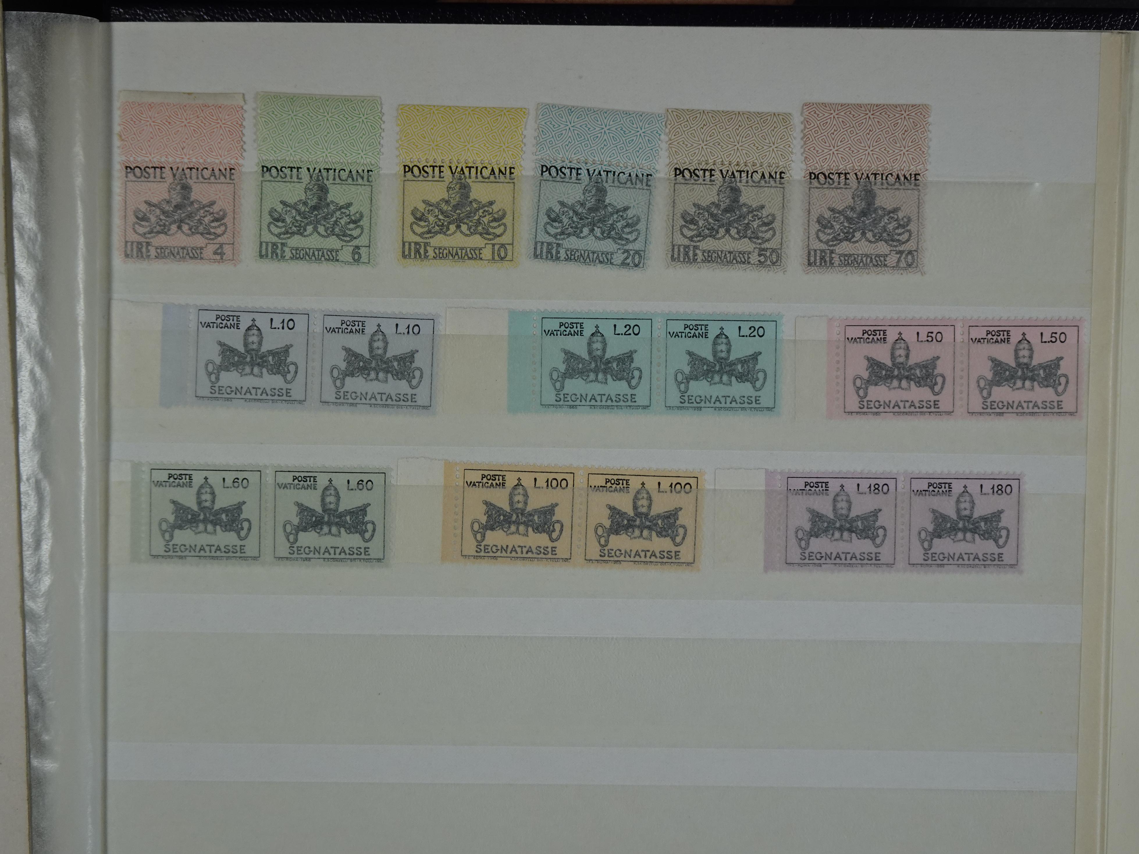 Verzameling incl. blokken in dik groot formaat insteekalbum. 50