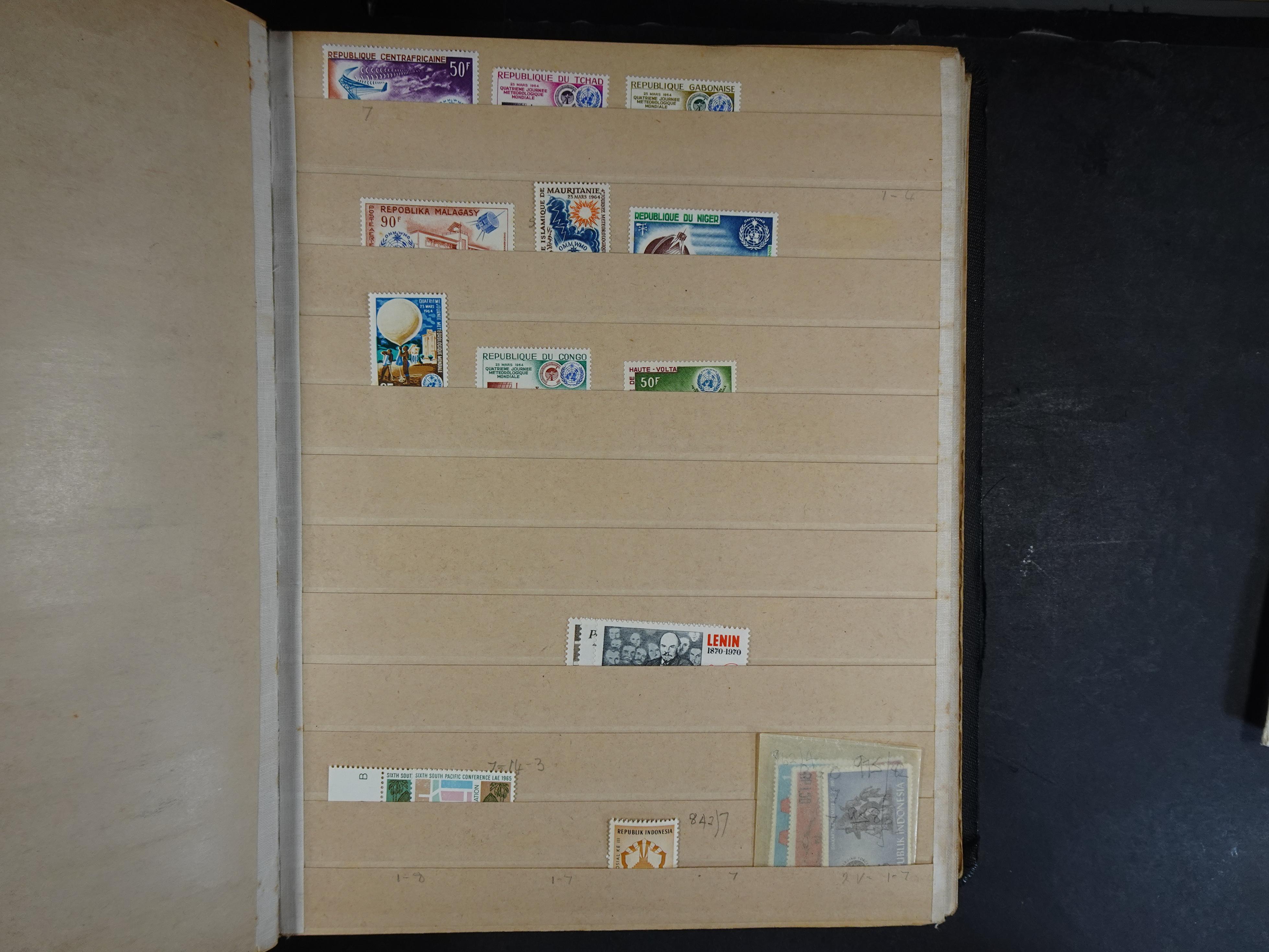 Wat rommelige partij in dik boek.
Bevat onder andere wat Azië, Europa, Engelse Koloniën, etc. 3