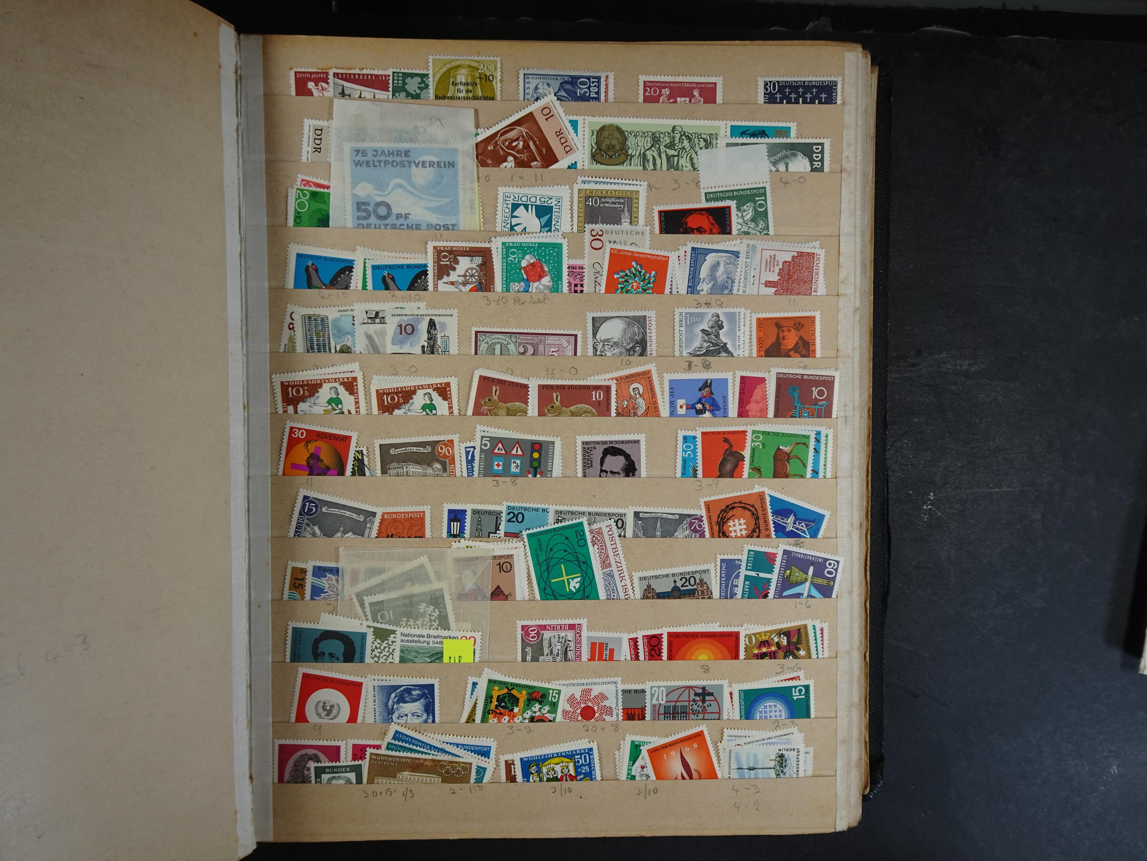 Wat rommelige partij in dik boek.
Bevat onder andere wat Azië, Europa, Engelse Koloniën, etc. 5