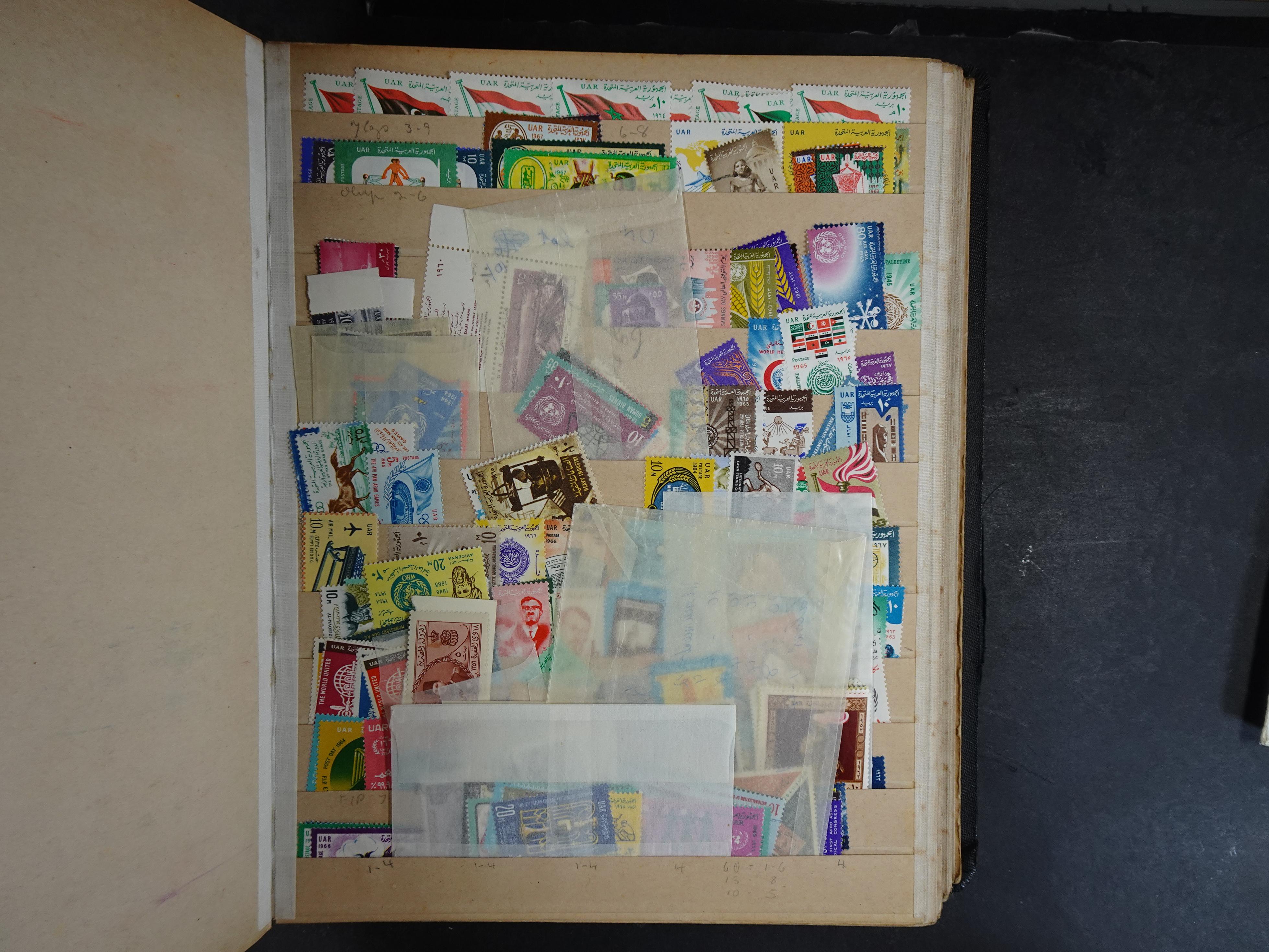 Wat rommelige partij in dik boek.
Bevat onder andere wat Azië, Europa, Engelse Koloniën, etc. 9