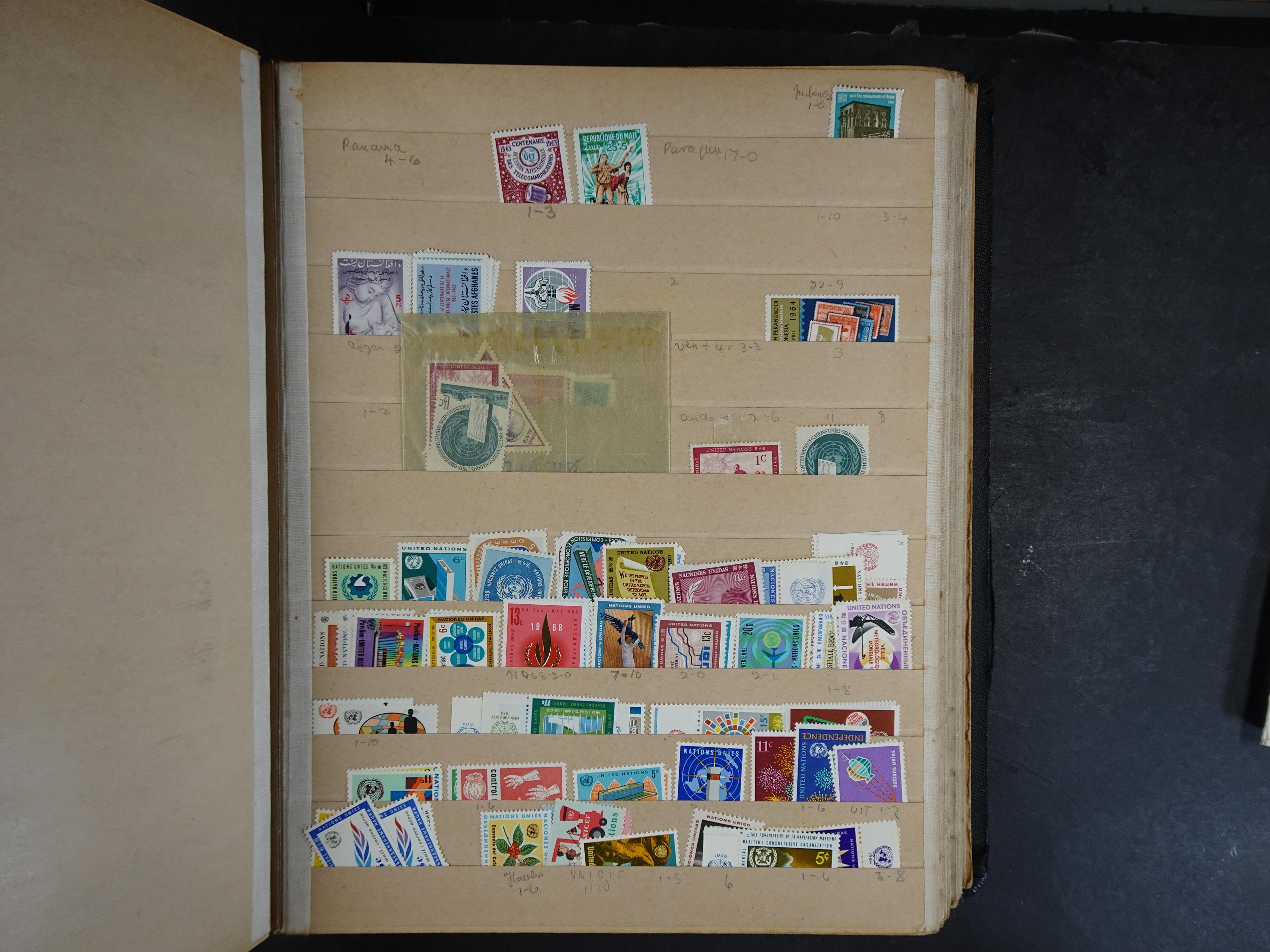 Wat rommelige partij in dik boek.
Bevat onder andere wat Azië, Europa, Engelse Koloniën, etc. 10