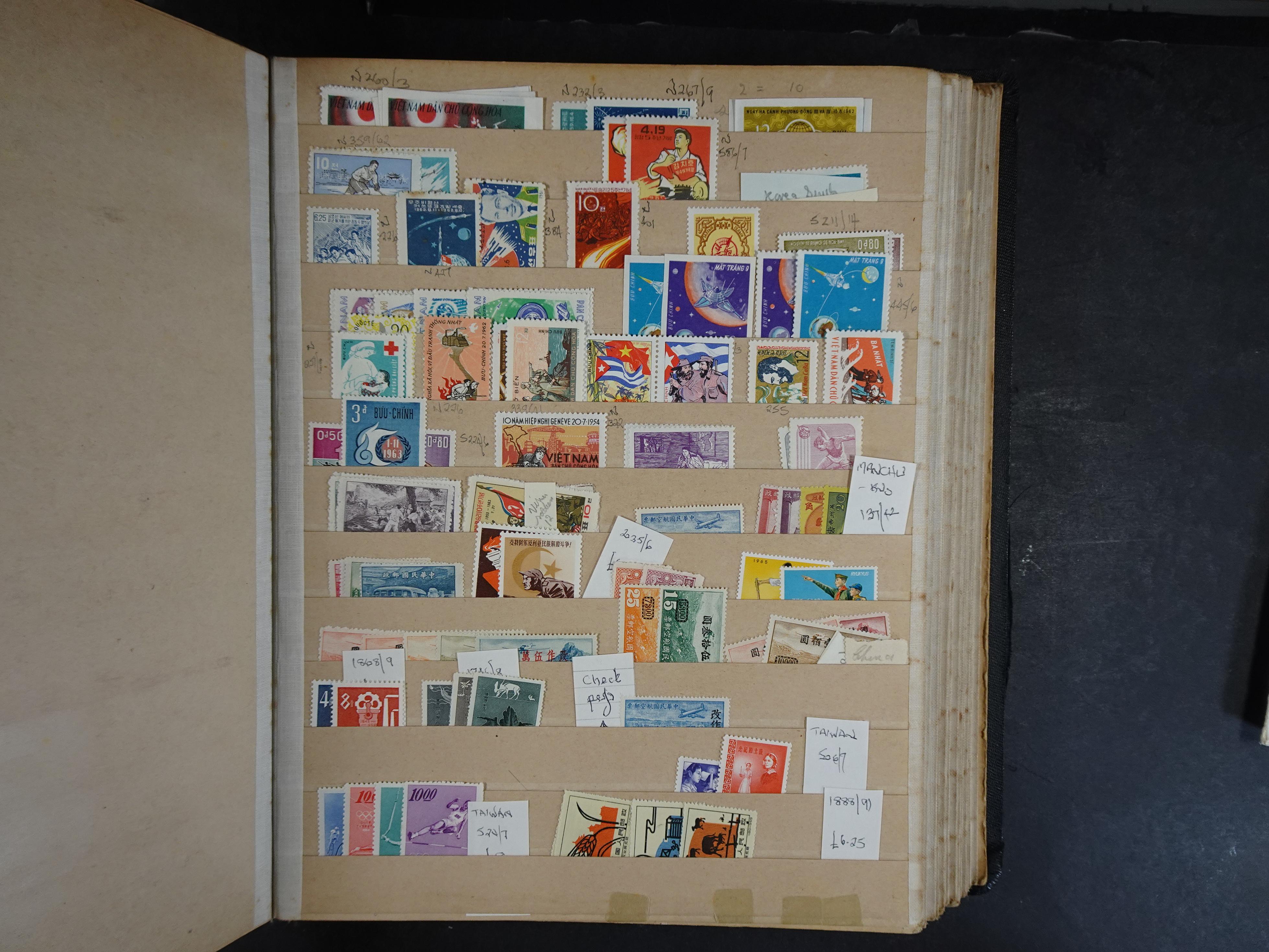 Wat rommelige partij in dik boek.
Bevat onder andere wat Azië, Europa, Engelse Koloniën, etc. 11