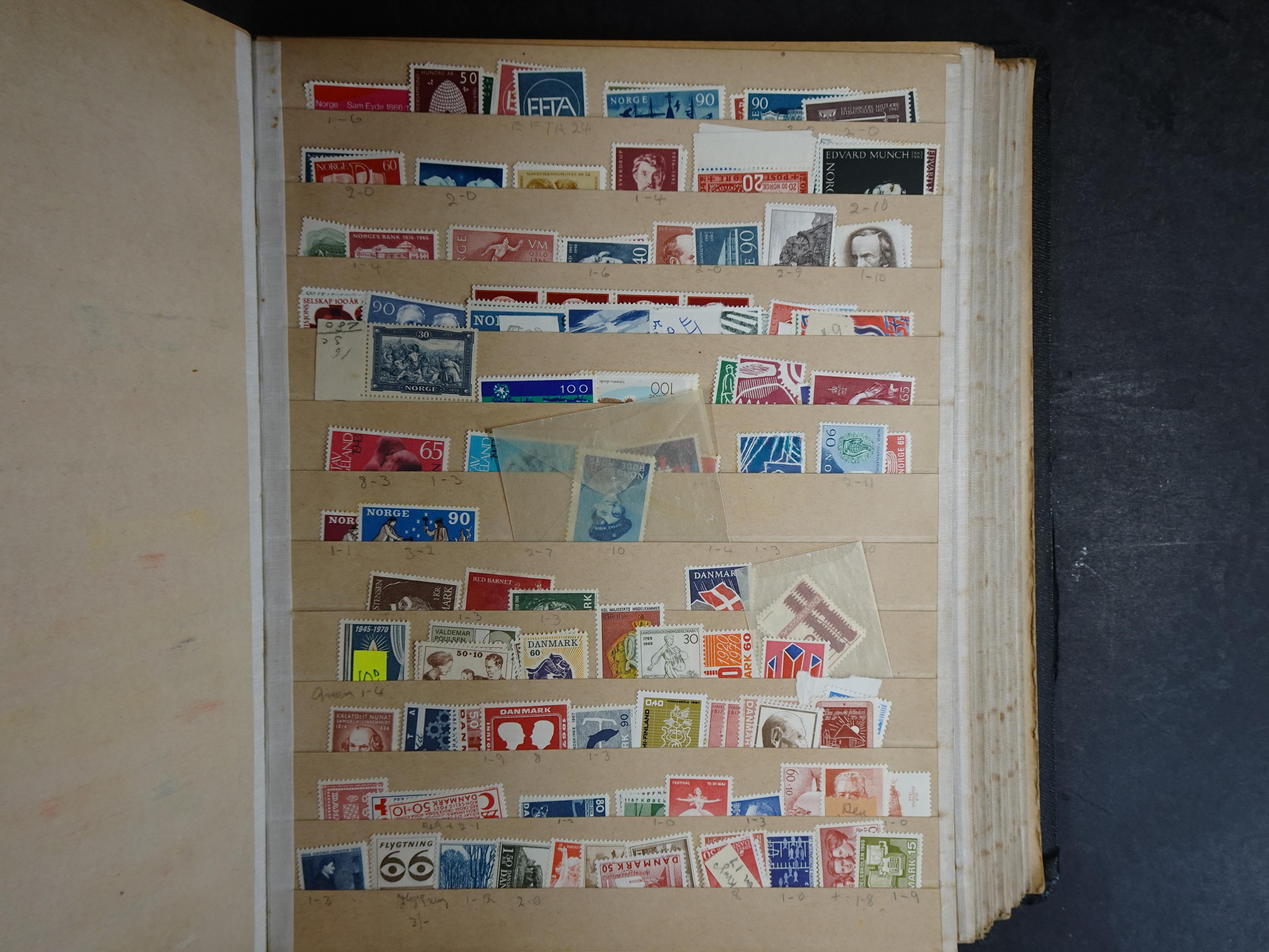 Wat rommelige partij in dik boek.
Bevat onder andere wat Azië, Europa, Engelse Koloniën, etc. 15