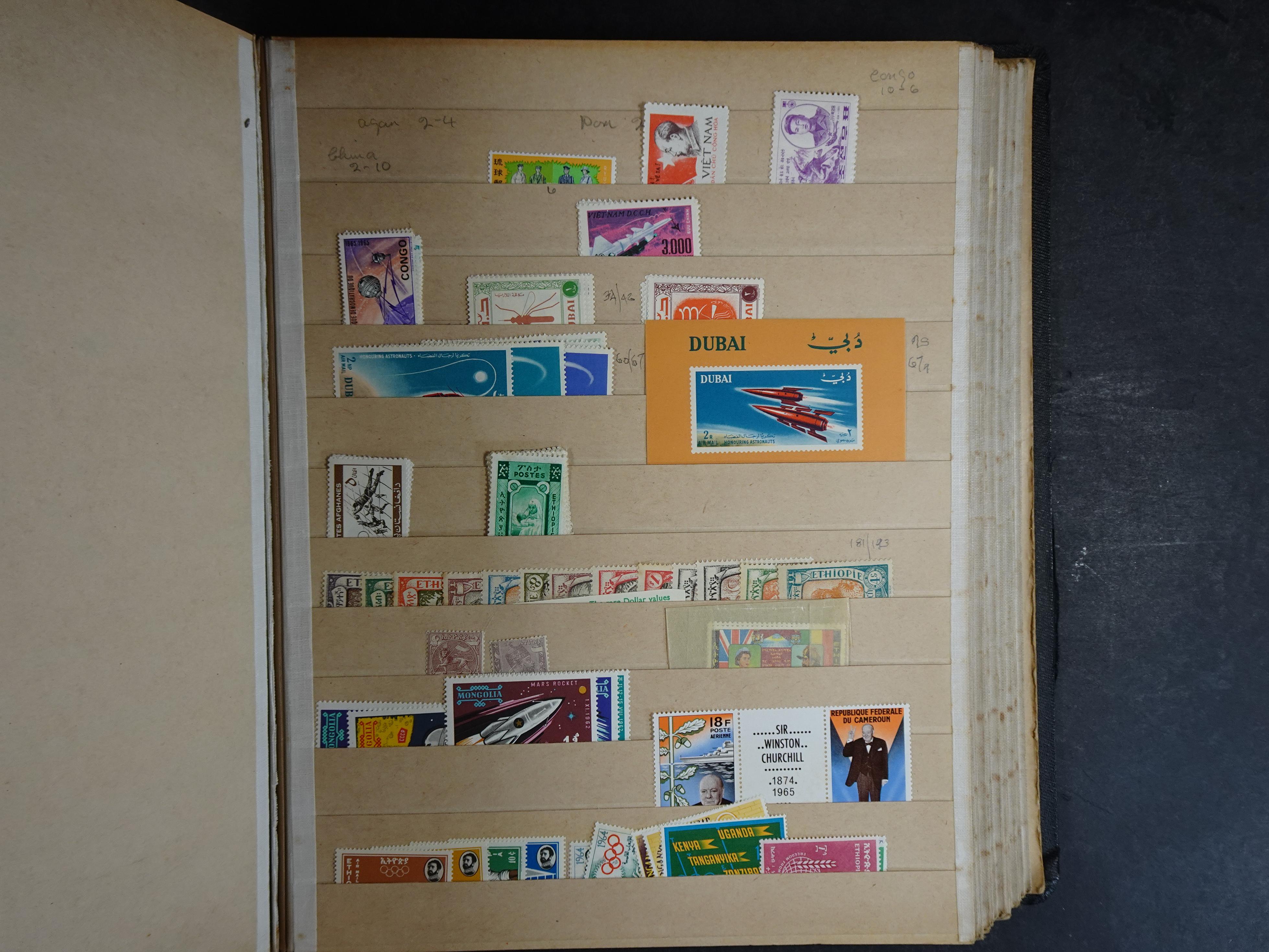 Wat rommelige partij in dik boek.
Bevat onder andere wat Azië, Europa, Engelse Koloniën, etc. 16