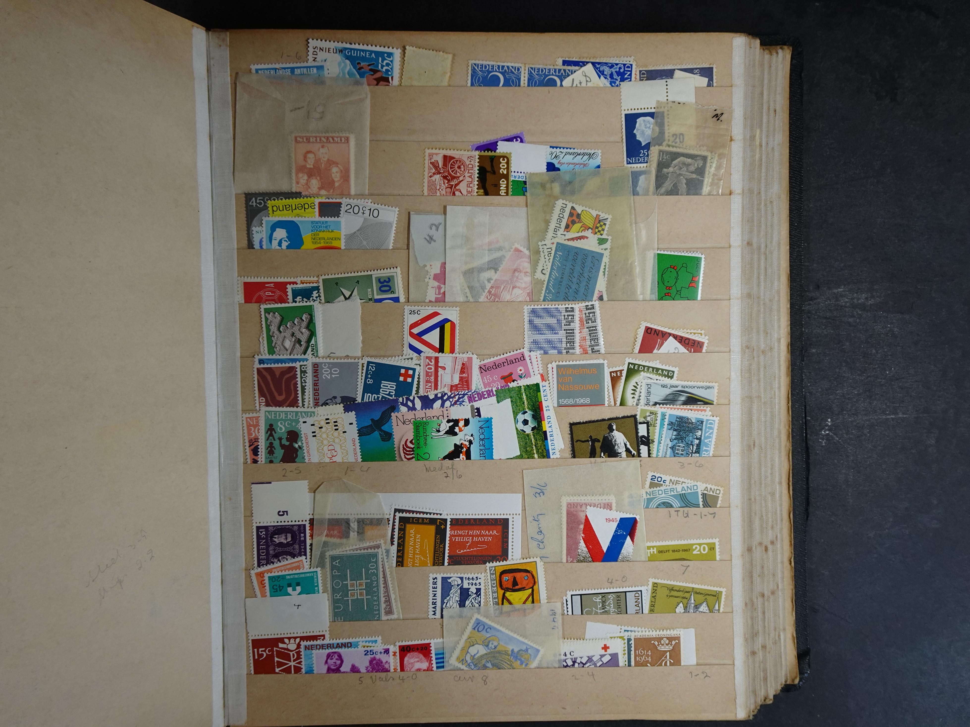 Wat rommelige partij in dik boek.
Bevat onder andere wat Azië, Europa, Engelse Koloniën, etc. 17