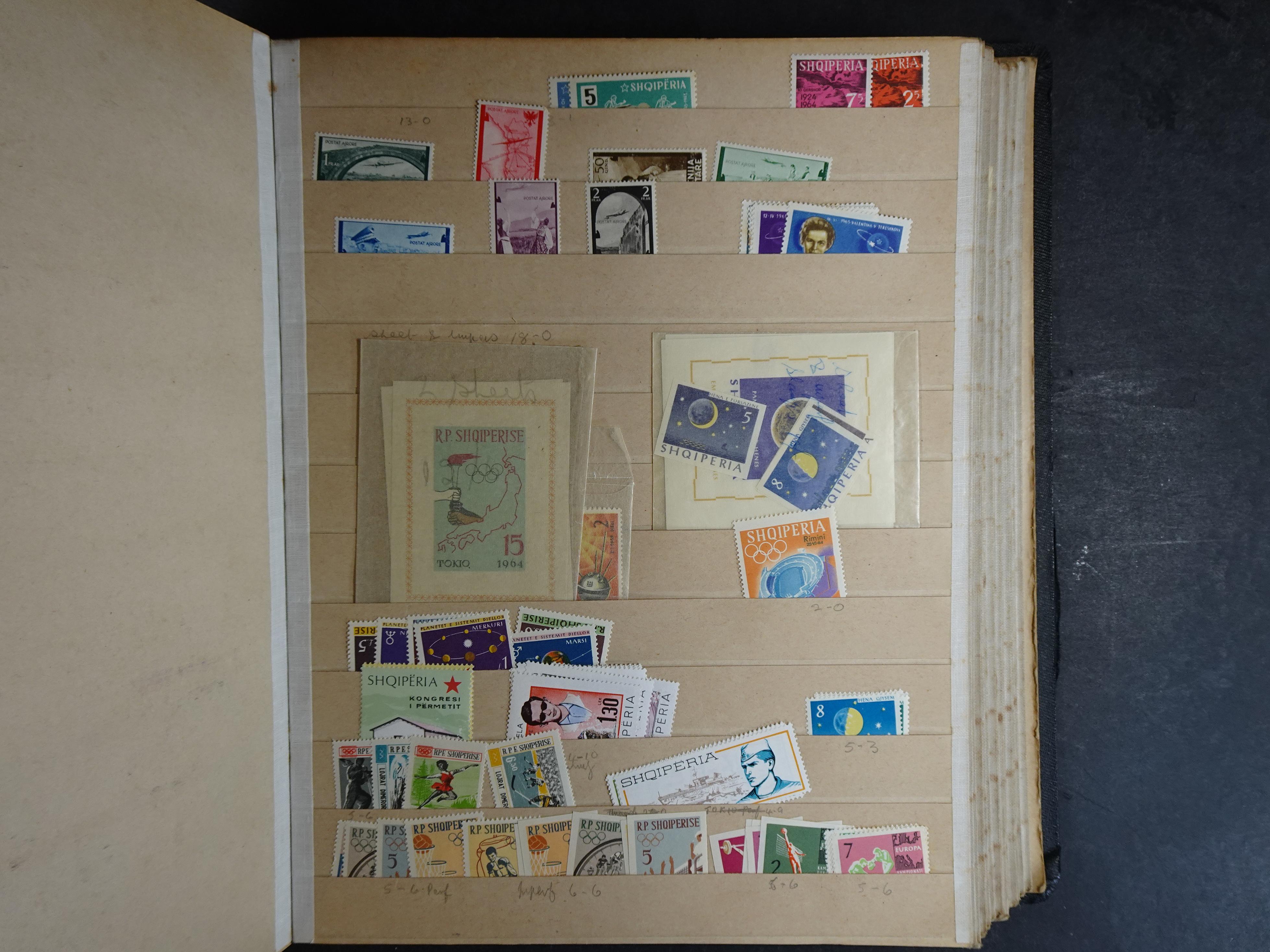 Wat rommelige partij in dik boek.
Bevat onder andere wat Azië, Europa, Engelse Koloniën, etc. 19