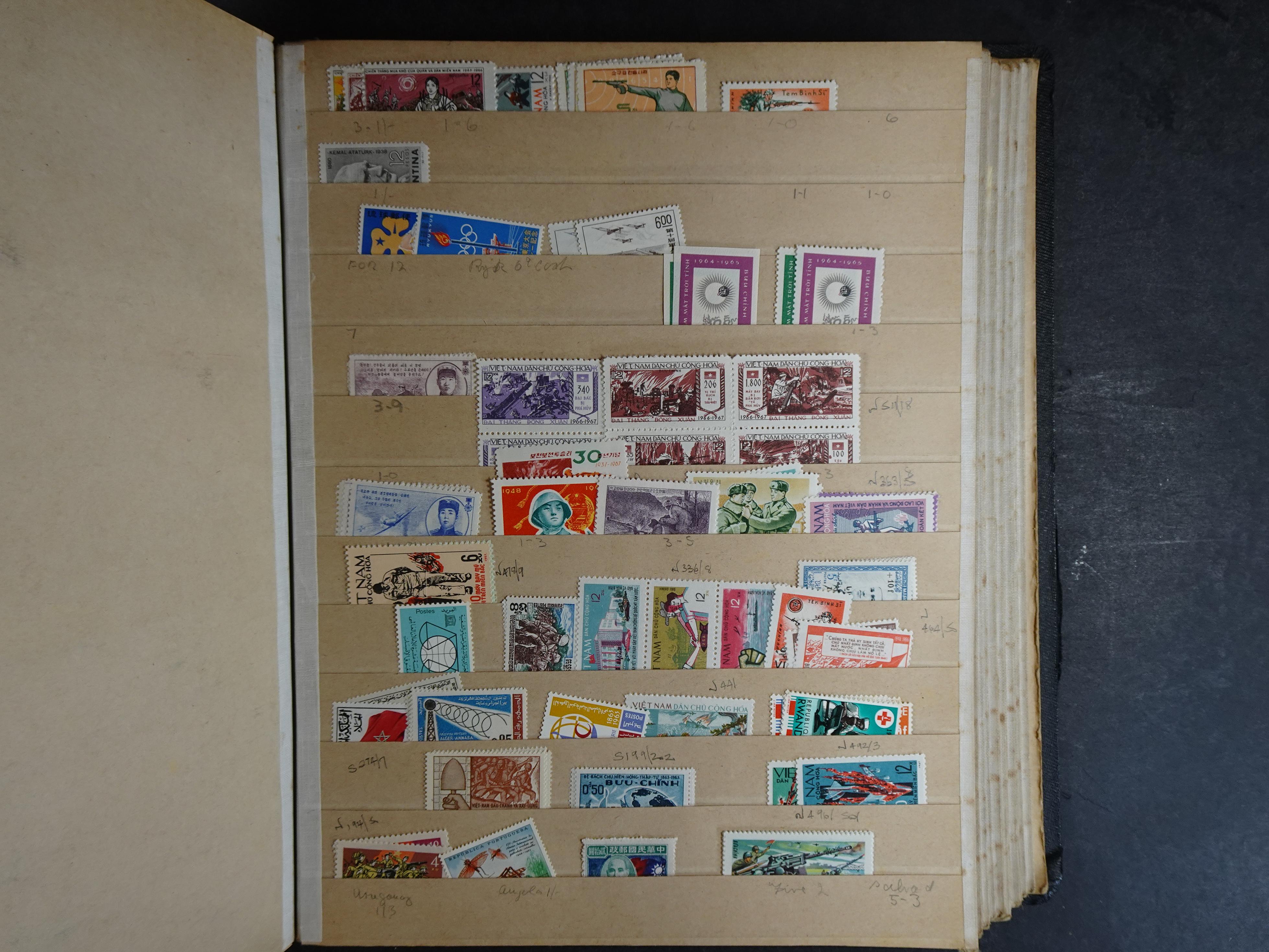 Wat rommelige partij in dik boek.
Bevat onder andere wat Azië, Europa, Engelse Koloniën, etc. 20