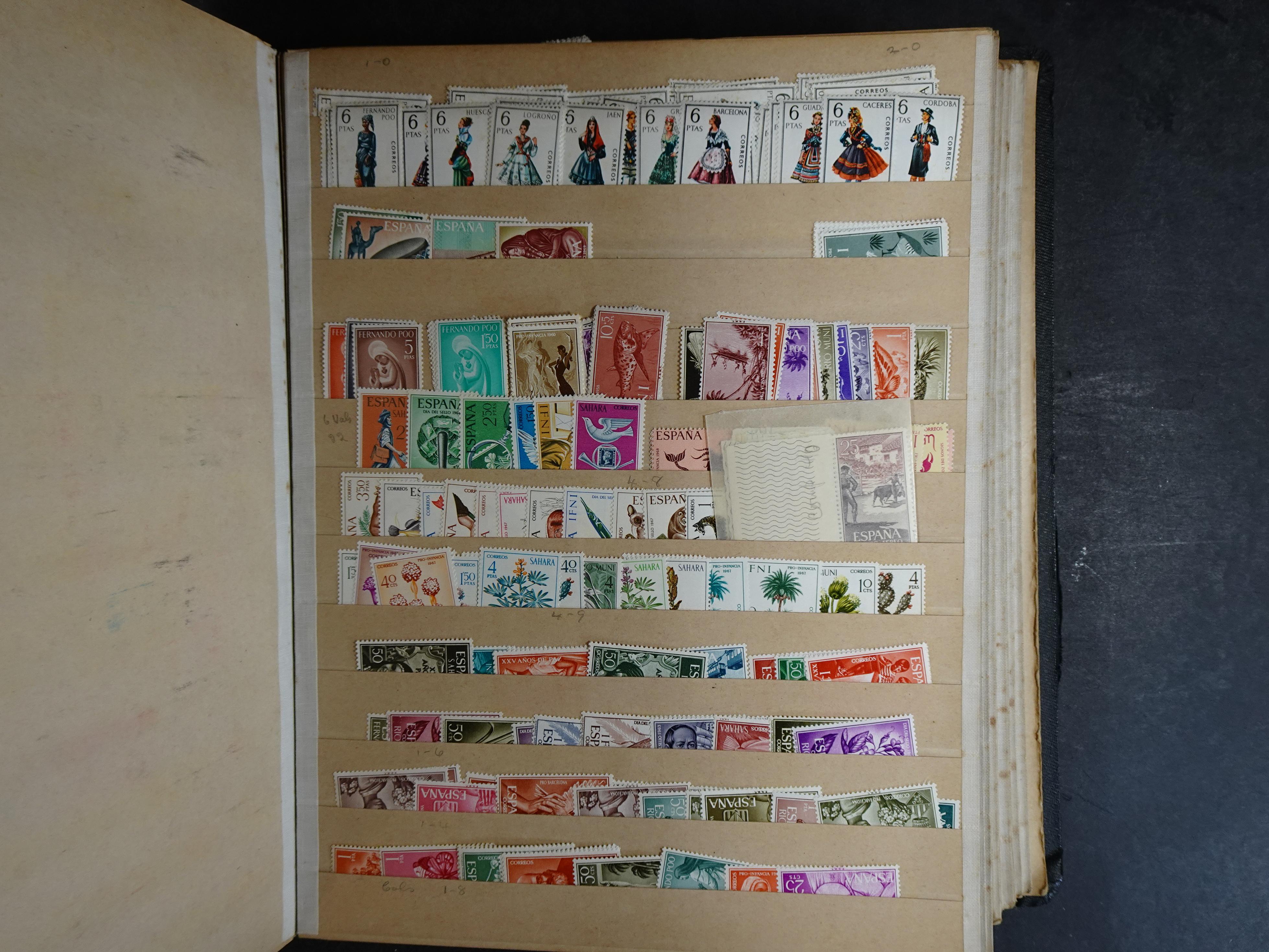 Wat rommelige partij in dik boek.
Bevat onder andere wat Azië, Europa, Engelse Koloniën, etc. 23