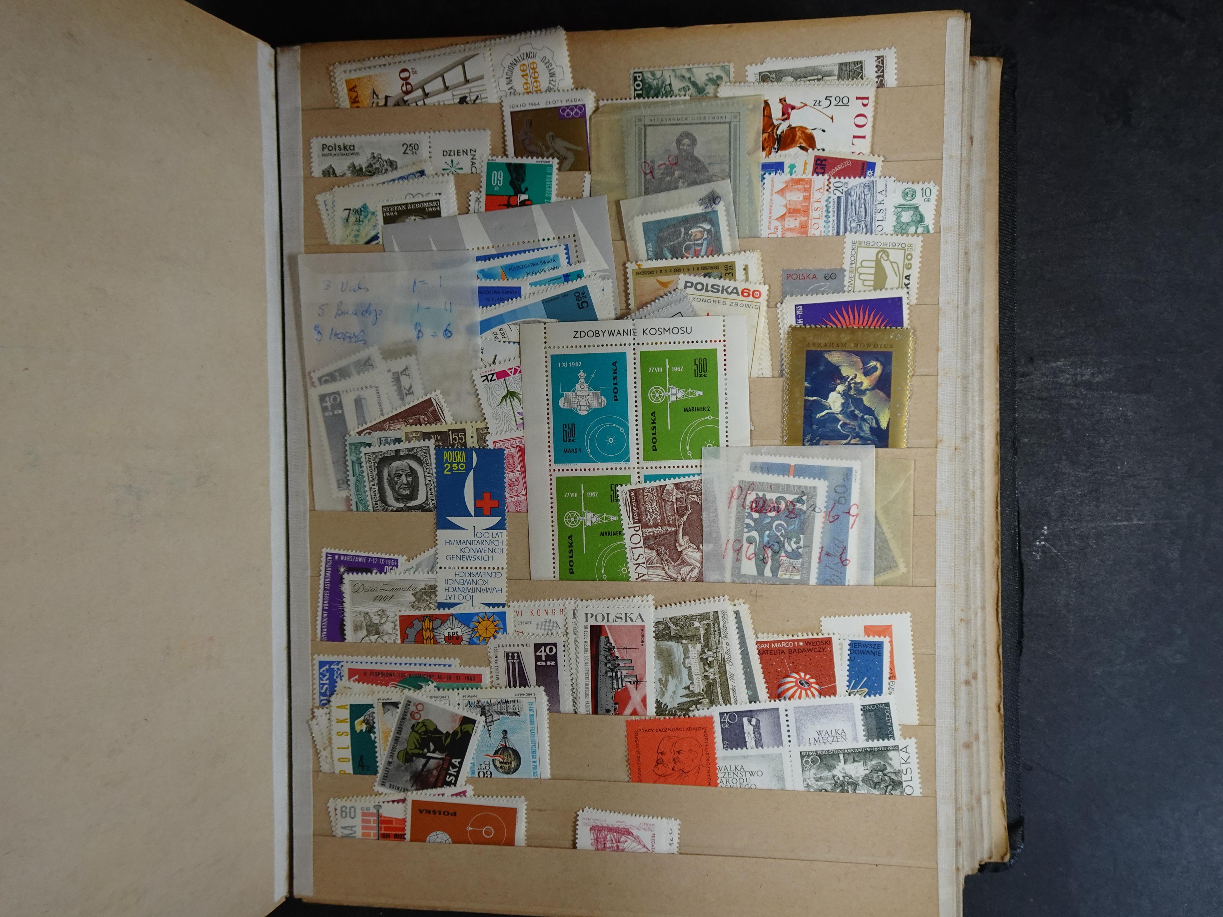 Wat rommelige partij in dik boek.
Bevat onder andere wat Azië, Europa, Engelse Koloniën, etc. 24