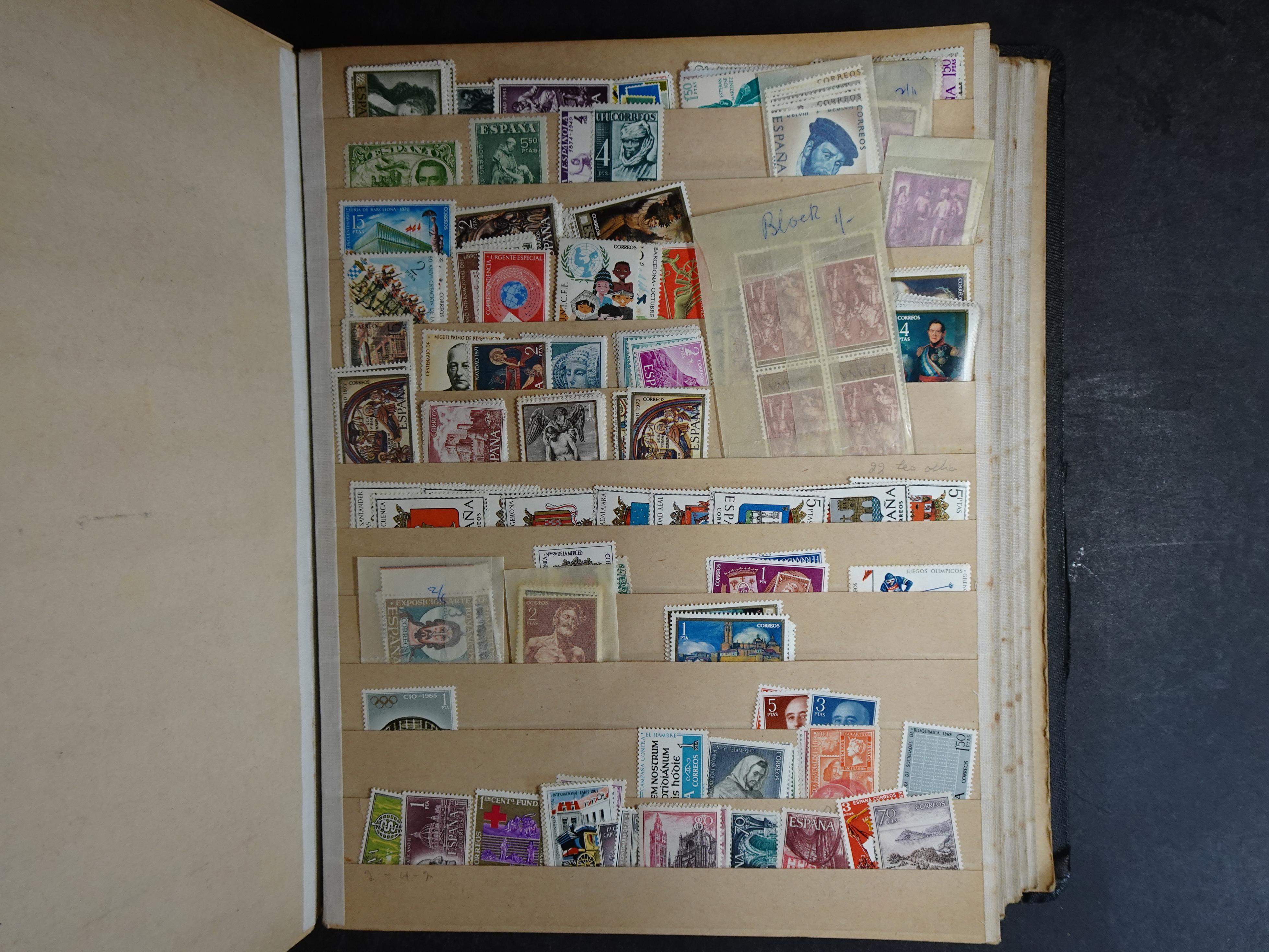 Wat rommelige partij in dik boek.
Bevat onder andere wat Azië, Europa, Engelse Koloniën, etc. 26