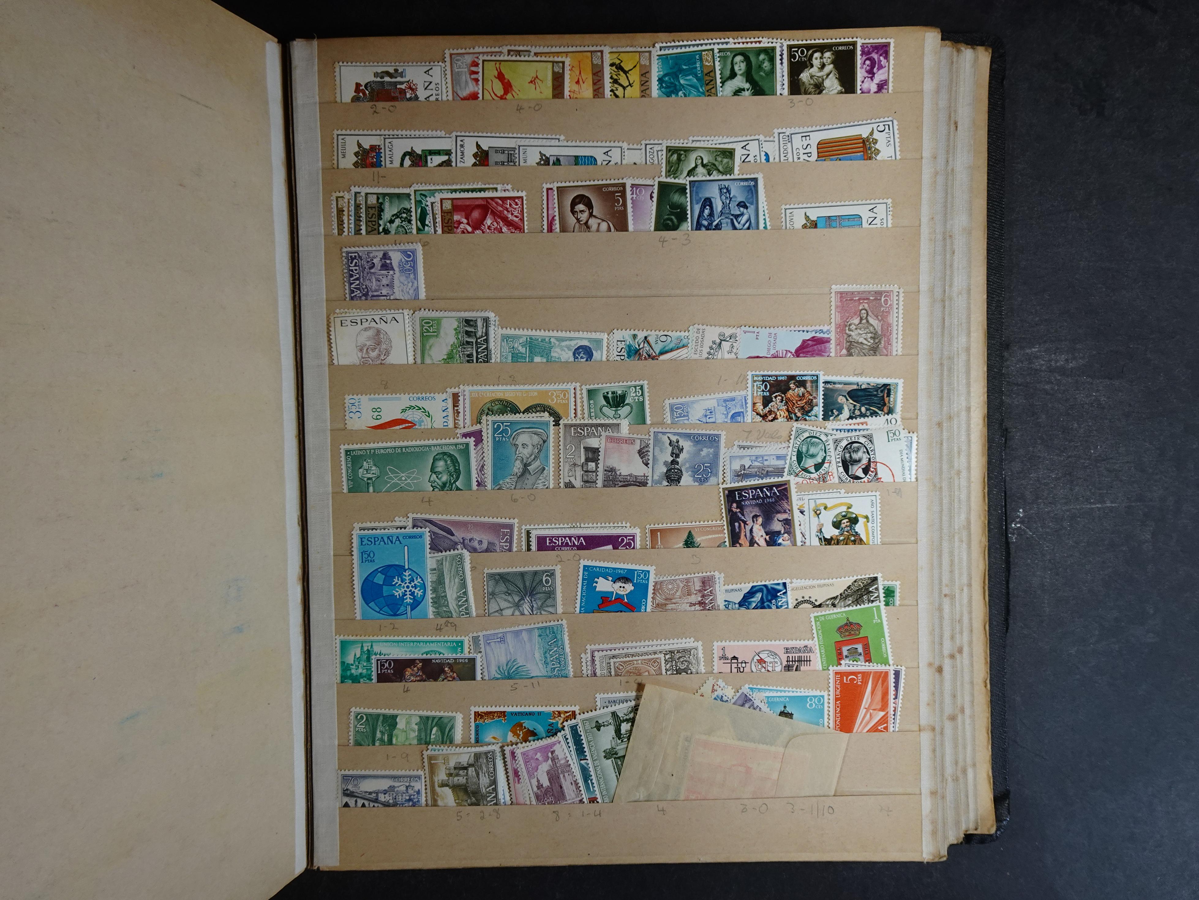 Wat rommelige partij in dik boek.
Bevat onder andere wat Azië, Europa, Engelse Koloniën, etc. 27