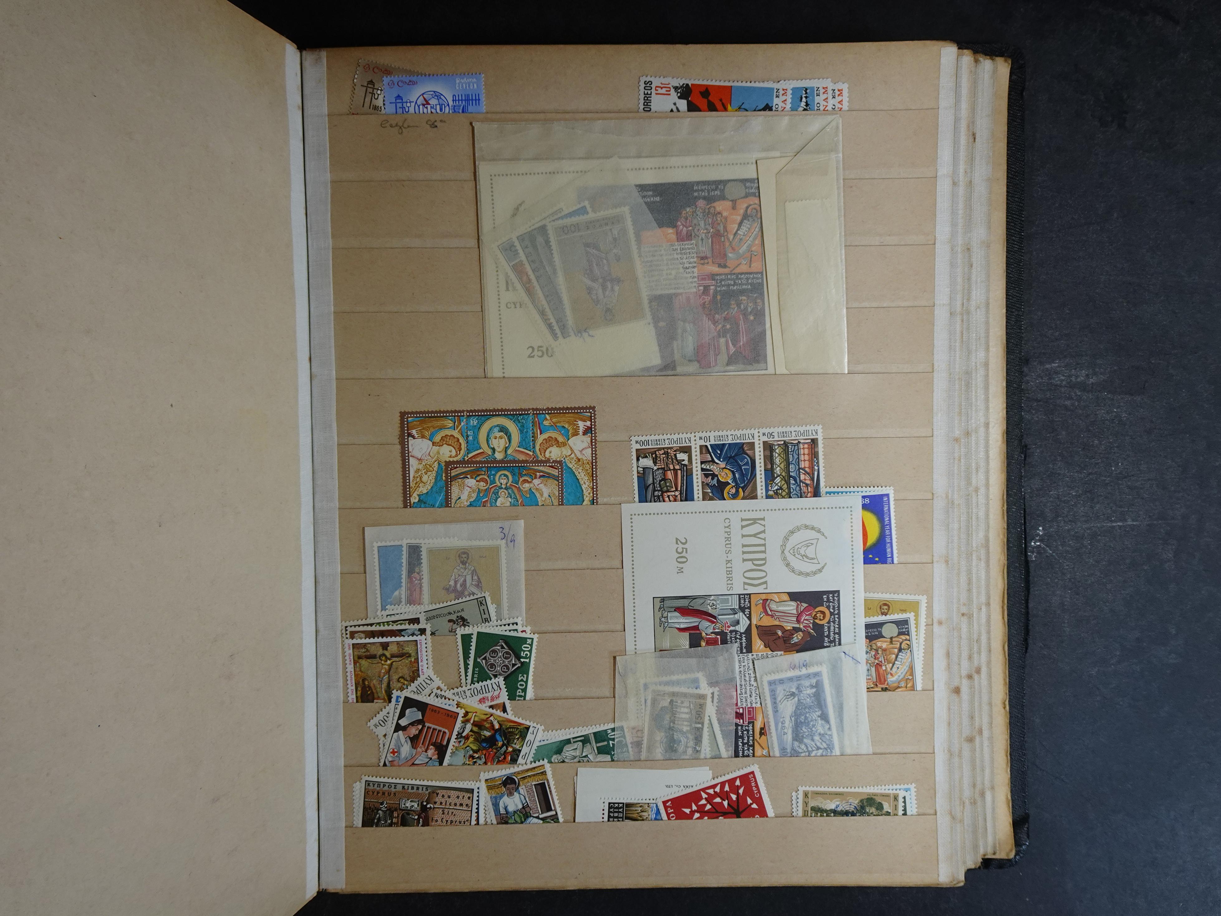 Wat rommelige partij in dik boek.
Bevat onder andere wat Azië, Europa, Engelse Koloniën, etc. 28