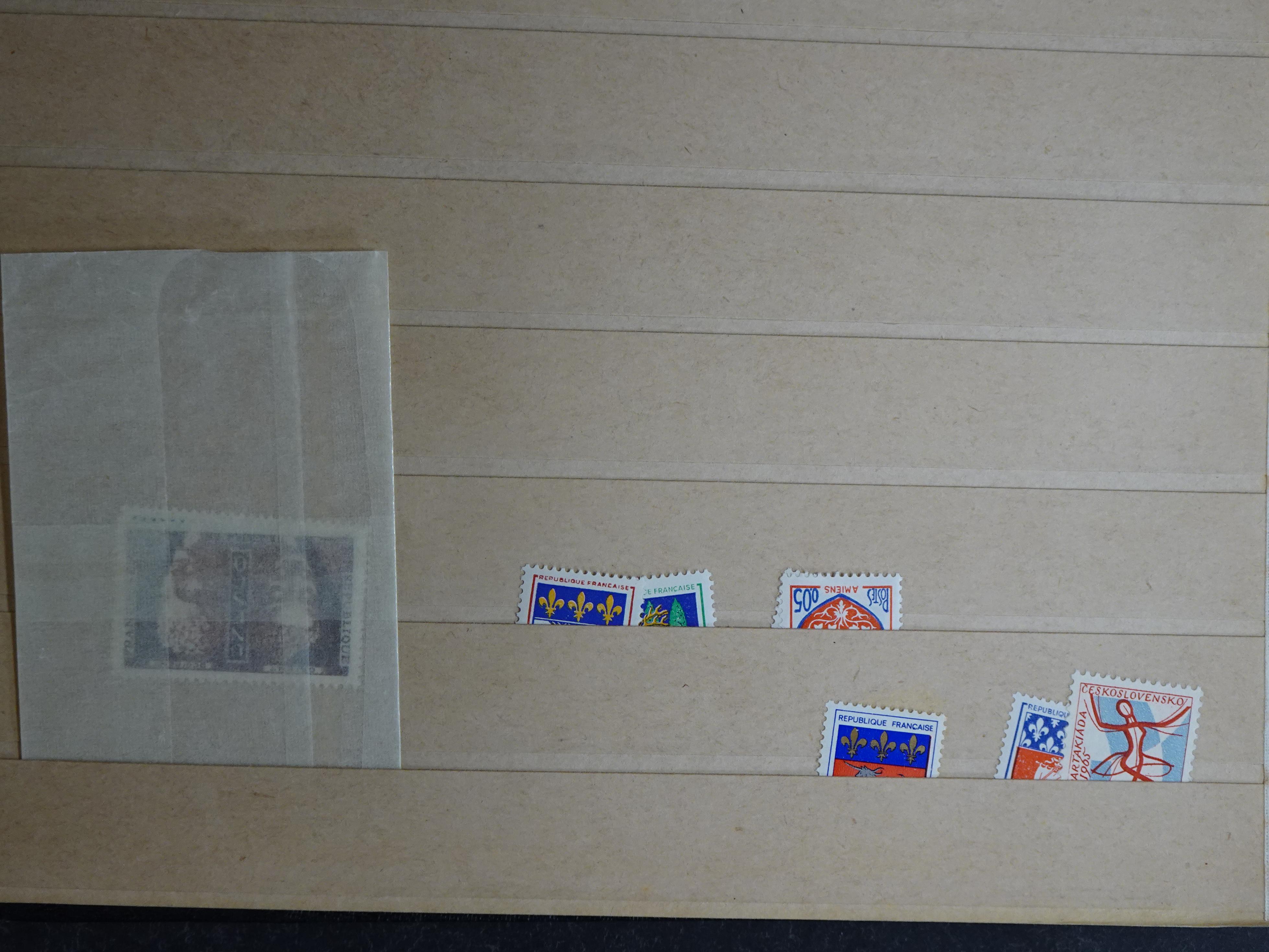 Wat rommelige partij in dik boek.
Bevat onder andere wat Azië, Europa, Engelse Koloniën, etc. 30