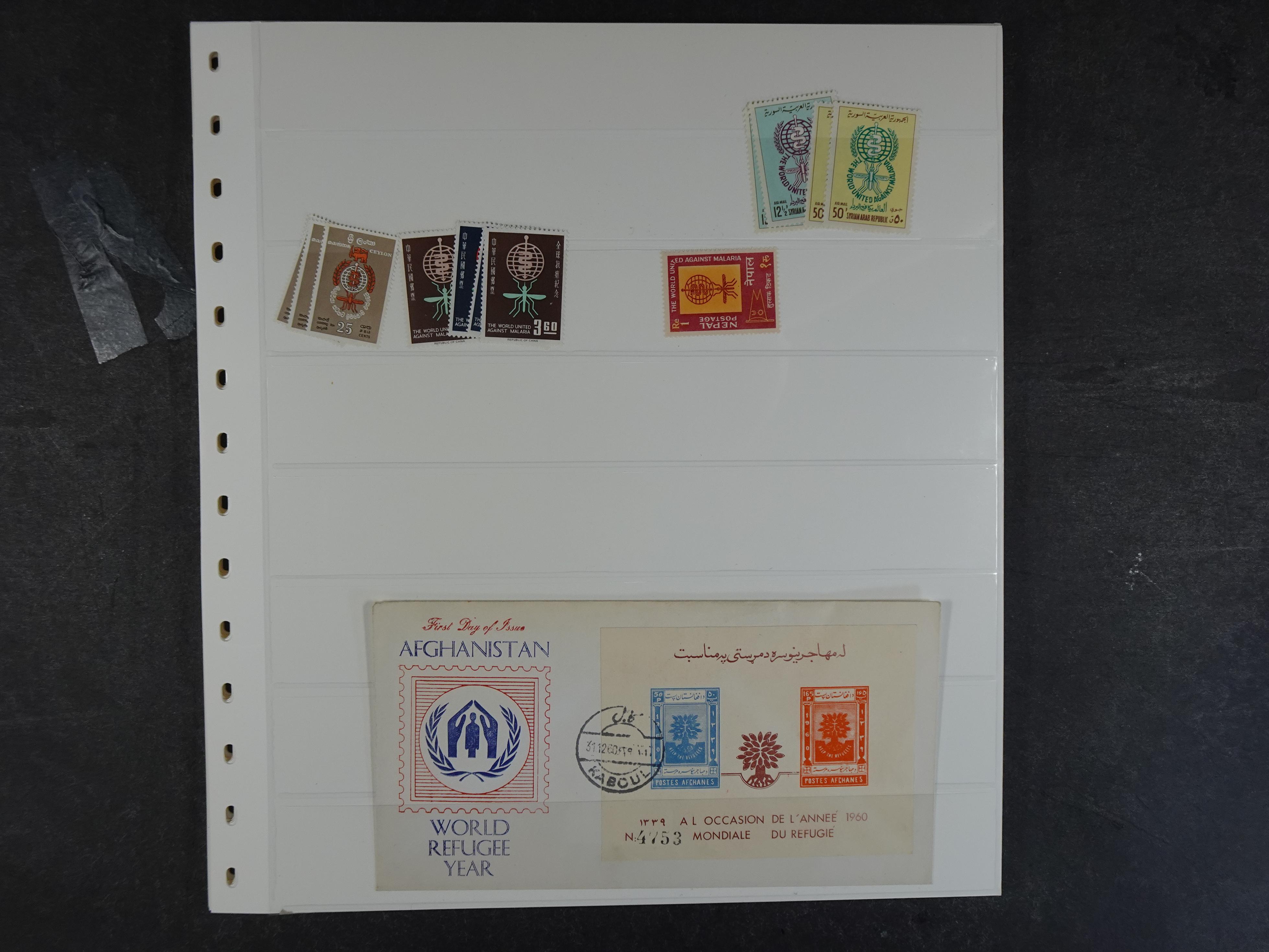 Rommelige verzameling op insteekbladen.