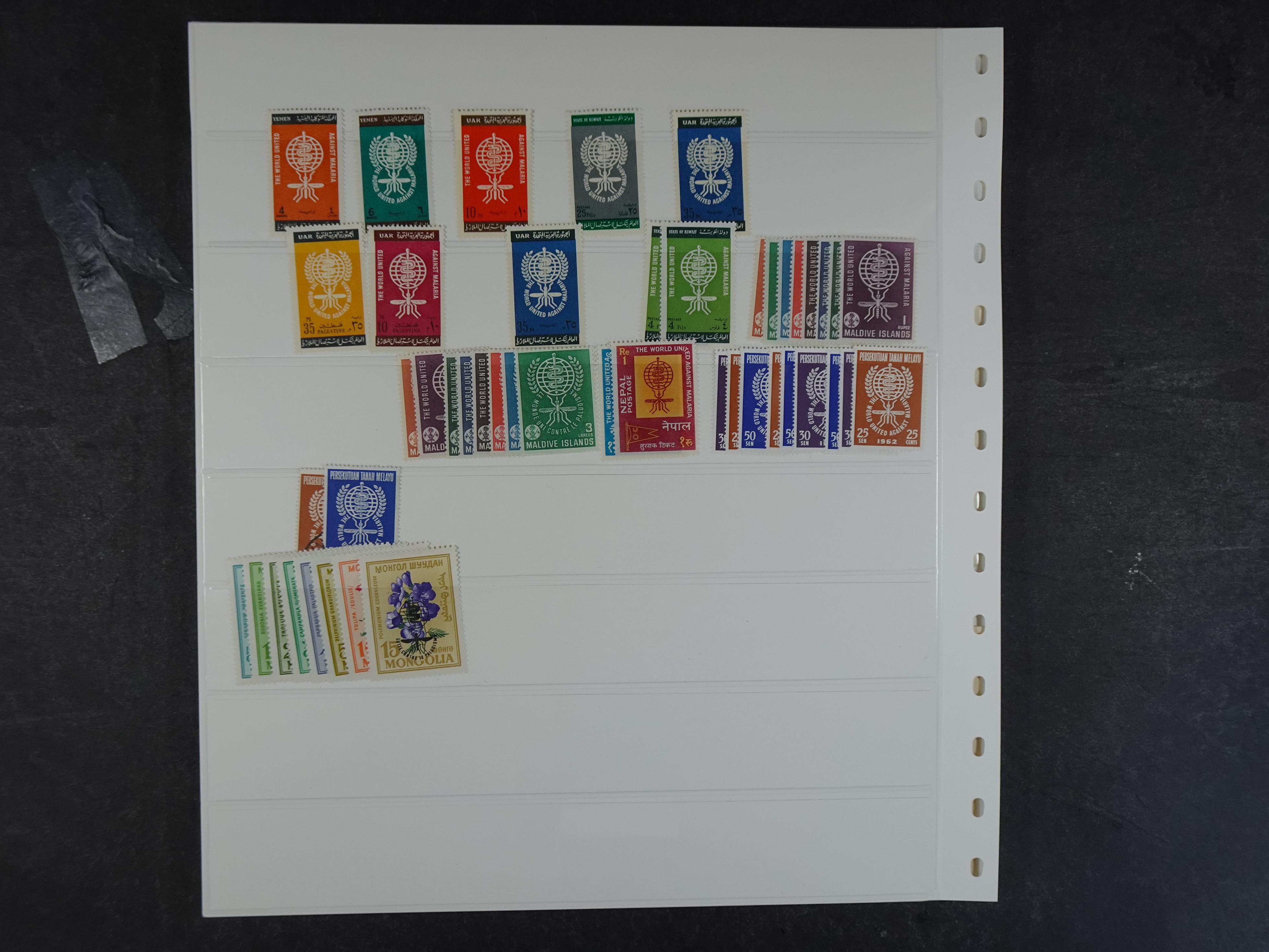 Rommelige verzameling op insteekbladen. 2