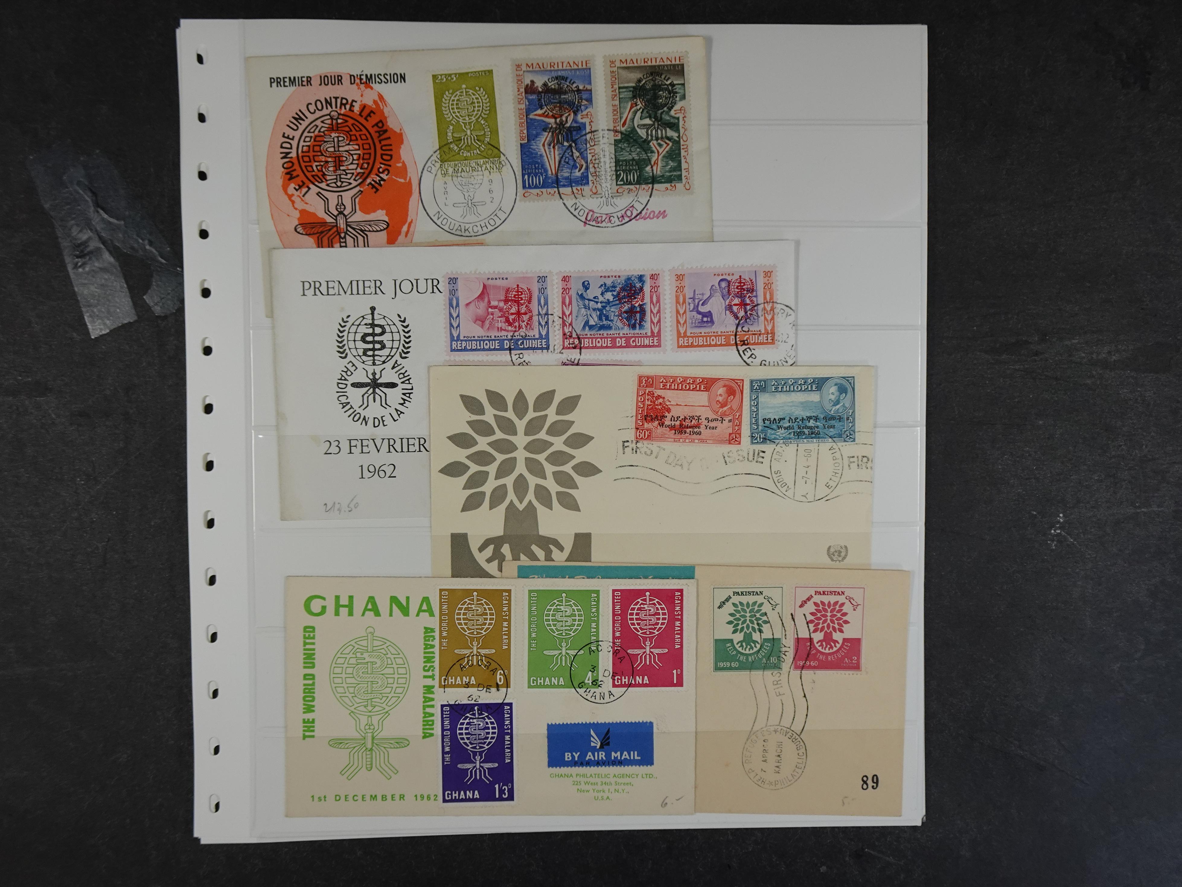 Rommelige verzameling op insteekbladen. 11