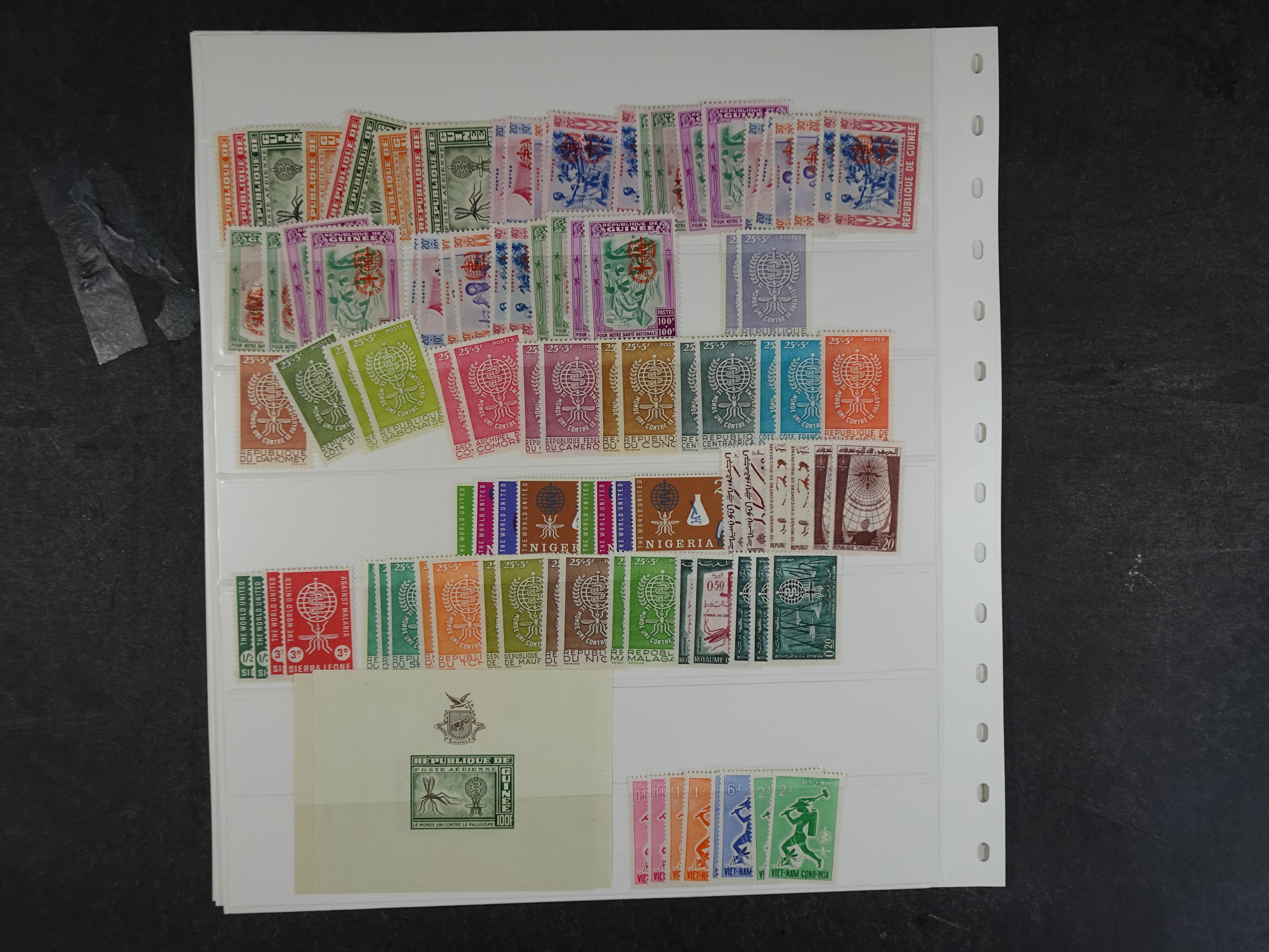 Rommelige verzameling op insteekbladen. 12