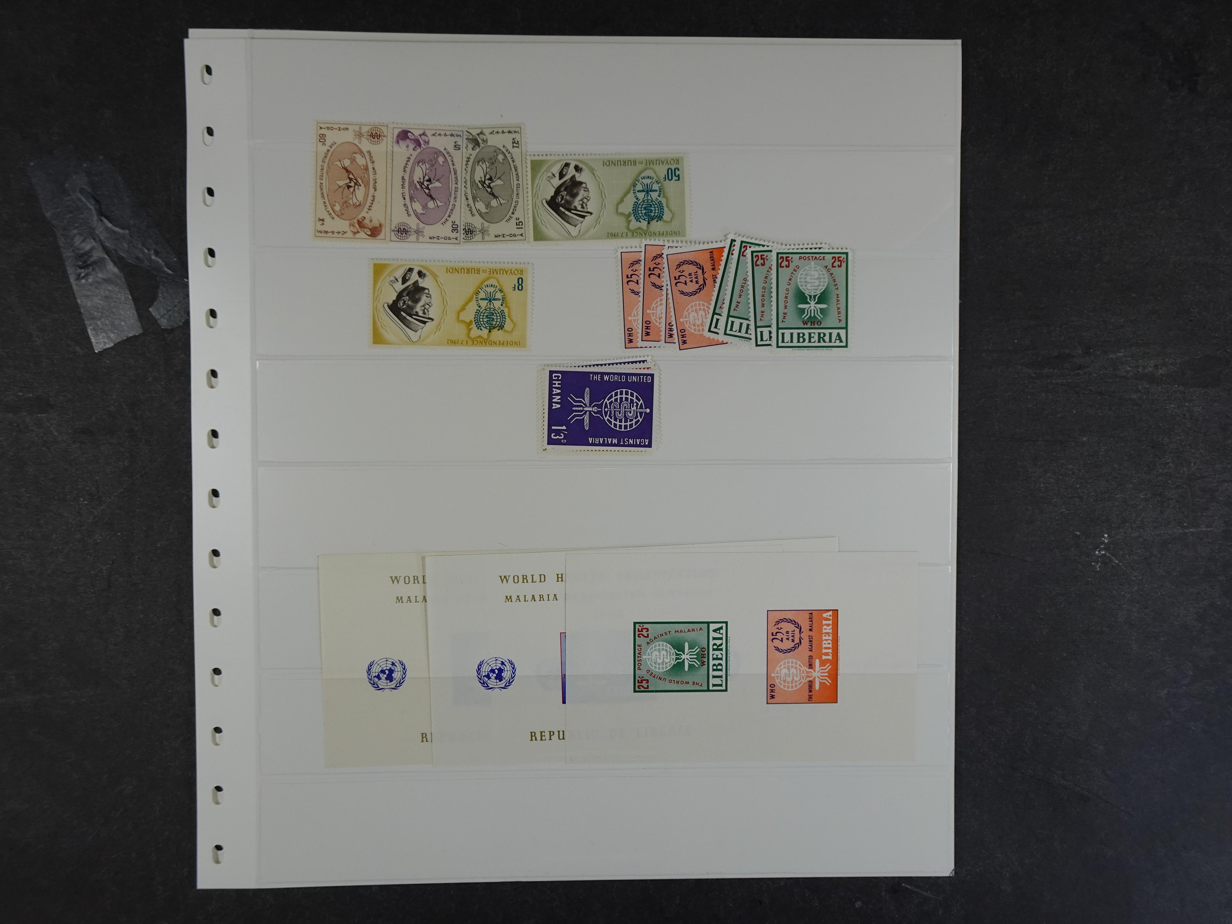 Rommelige verzameling op insteekbladen. 13